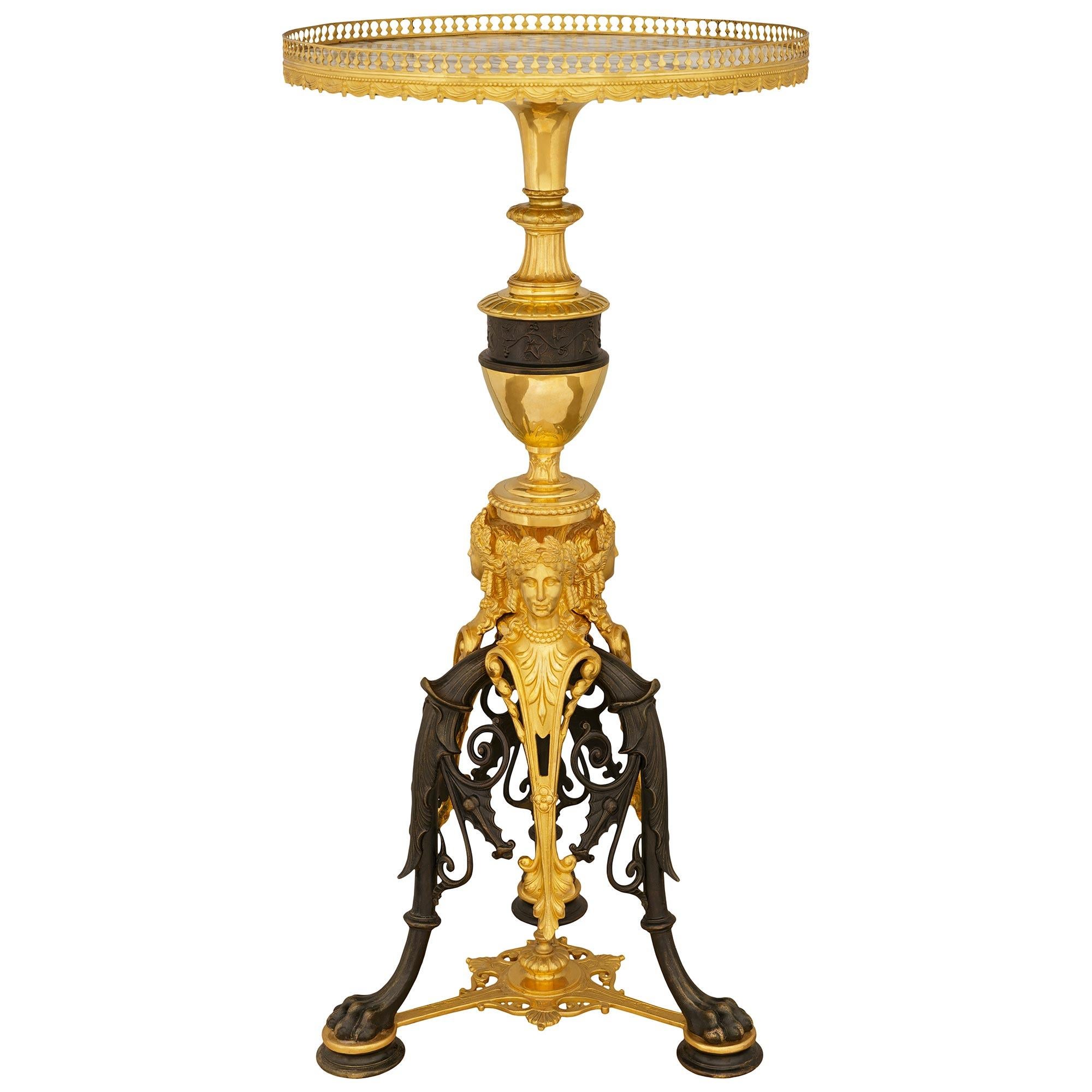 Francese Stile neogreco francese del XIX secolo. Bronzo, Ormolu e marmo, tavoli/pedane in vendita