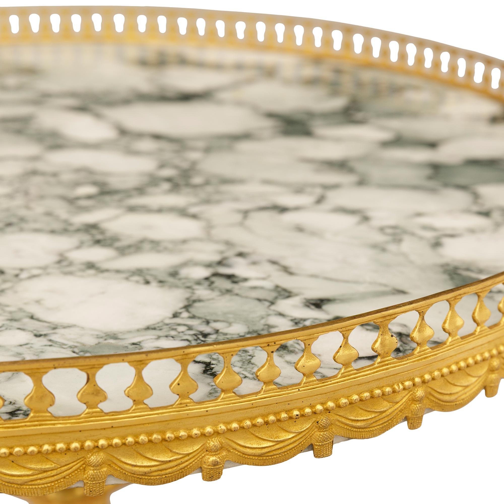 Stile neogreco francese del XIX secolo. Bronzo, Ormolu e marmo, tavoli/pedane In condizioni buone in vendita a West Palm Beach, FL