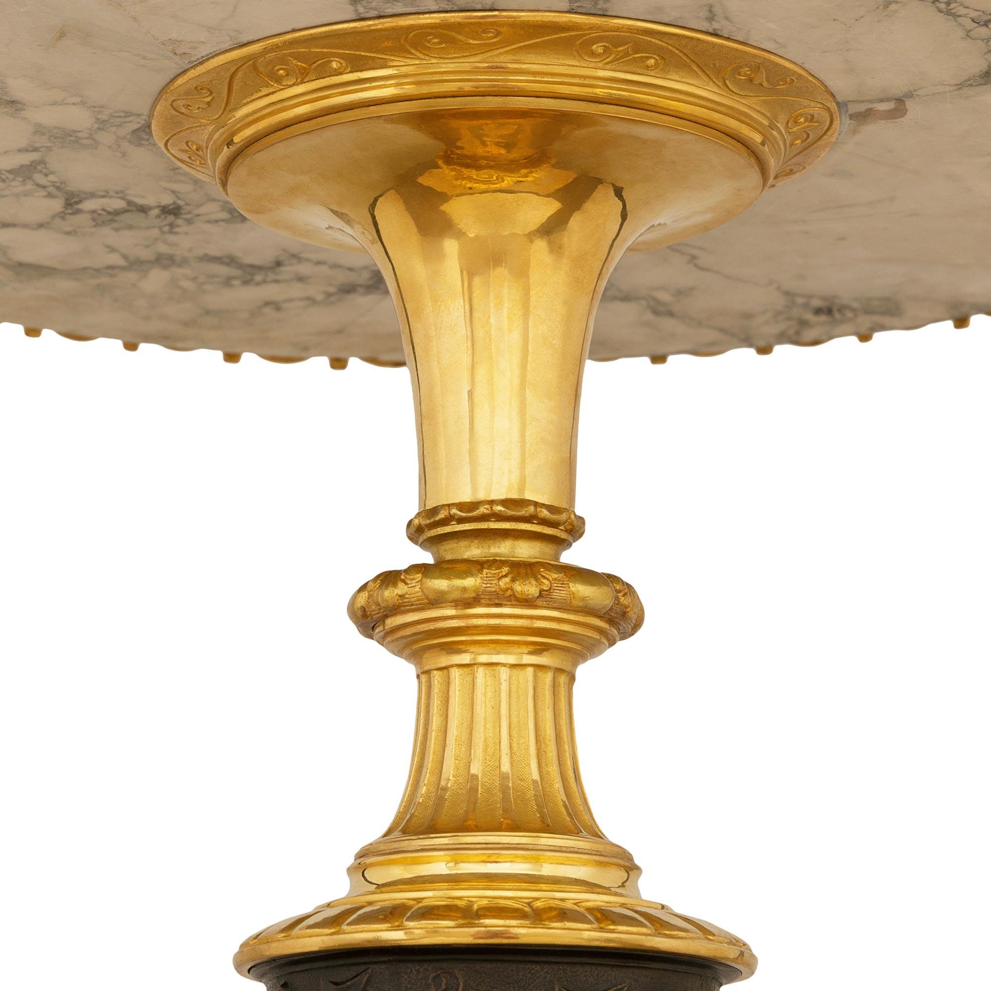 Stile neogreco francese del XIX secolo. Bronzo, Ormolu e marmo, tavoli/pedane in vendita 1