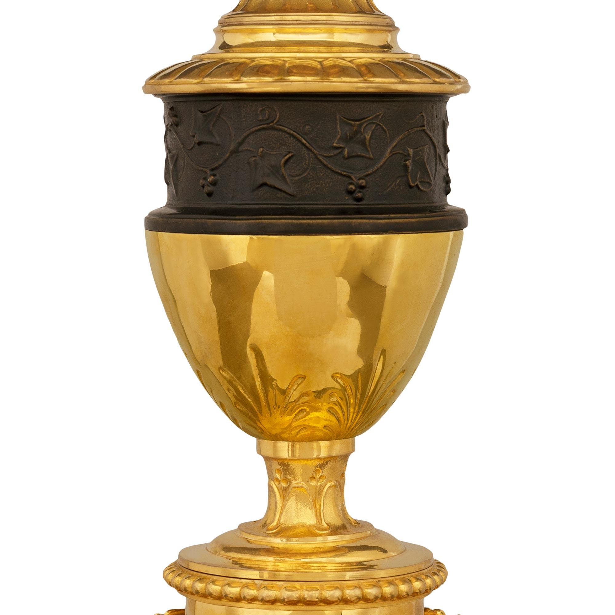 Stile neogreco francese del XIX secolo. Bronzo, Ormolu e marmo, tavoli/pedane in vendita 2
