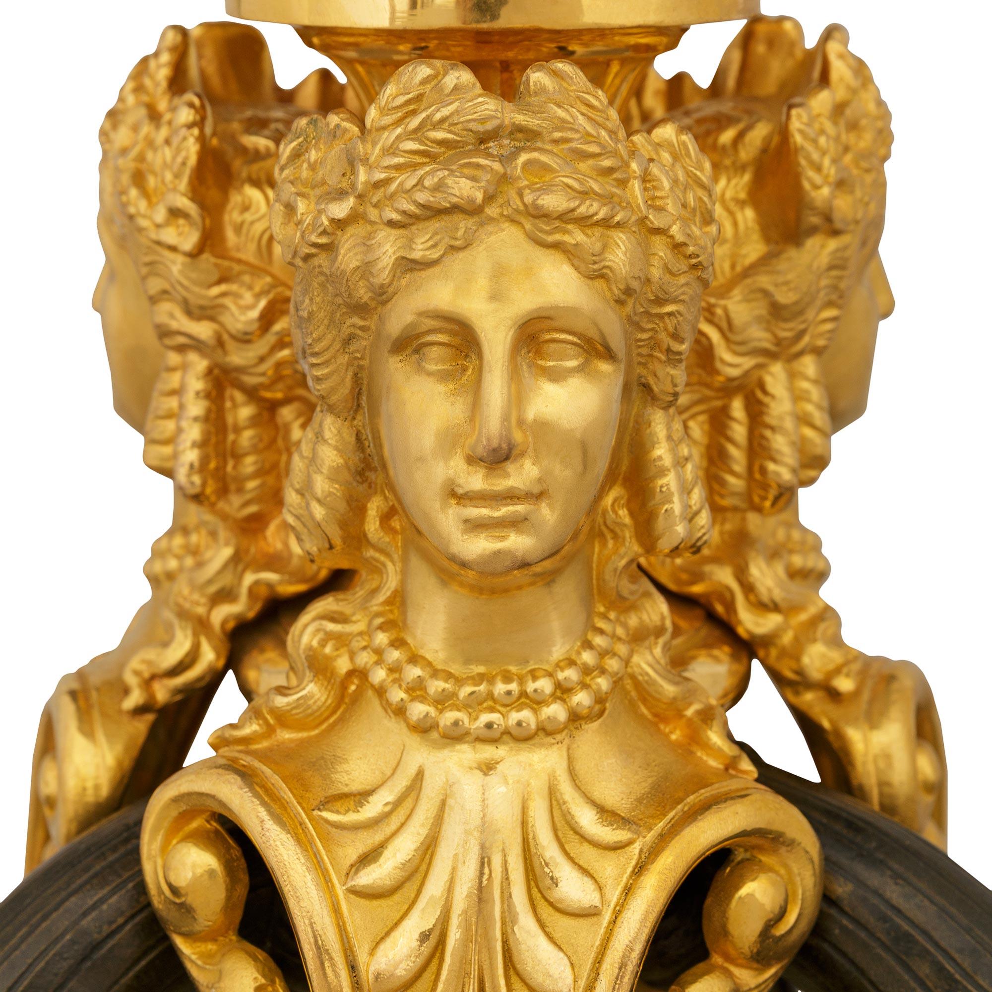 Stile neogreco francese del XIX secolo. Bronzo, Ormolu e marmo, tavoli/pedane in vendita 3
