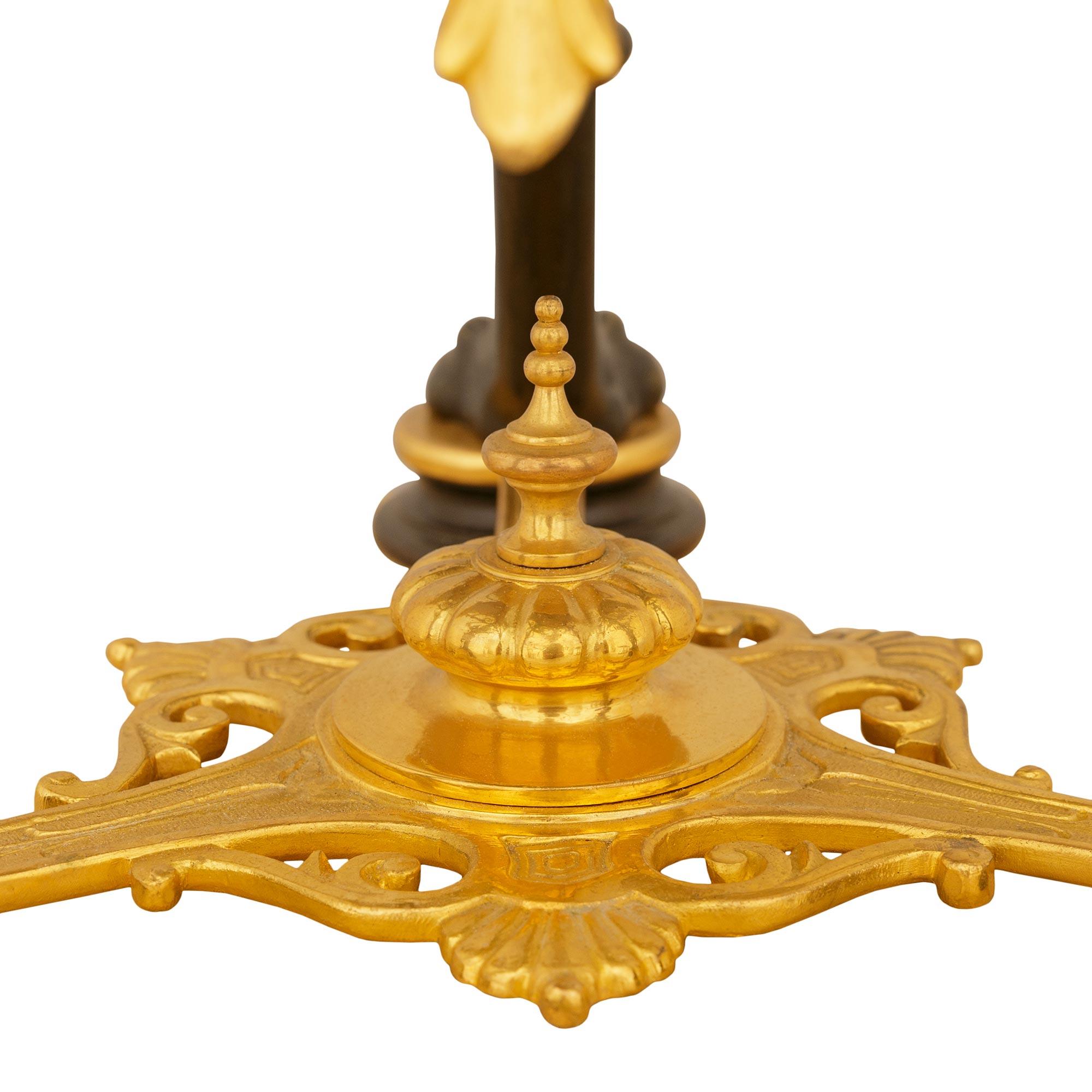Stile neogreco francese del XIX secolo. Bronzo, Ormolu e marmo, tavoli/pedane in vendita 5