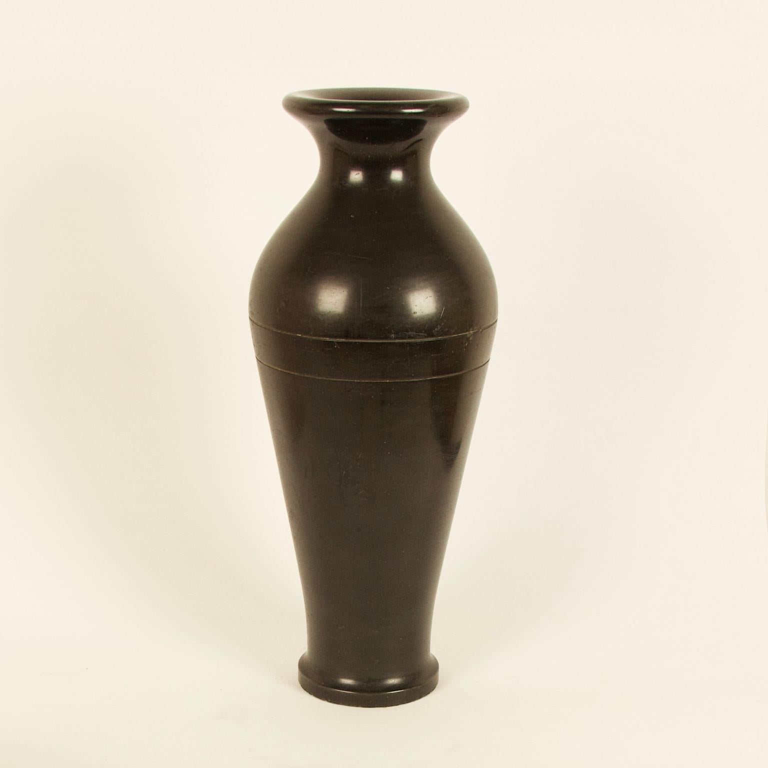 French 19th Century Neoclassical Black Marble Baluster Vase For Sale 1