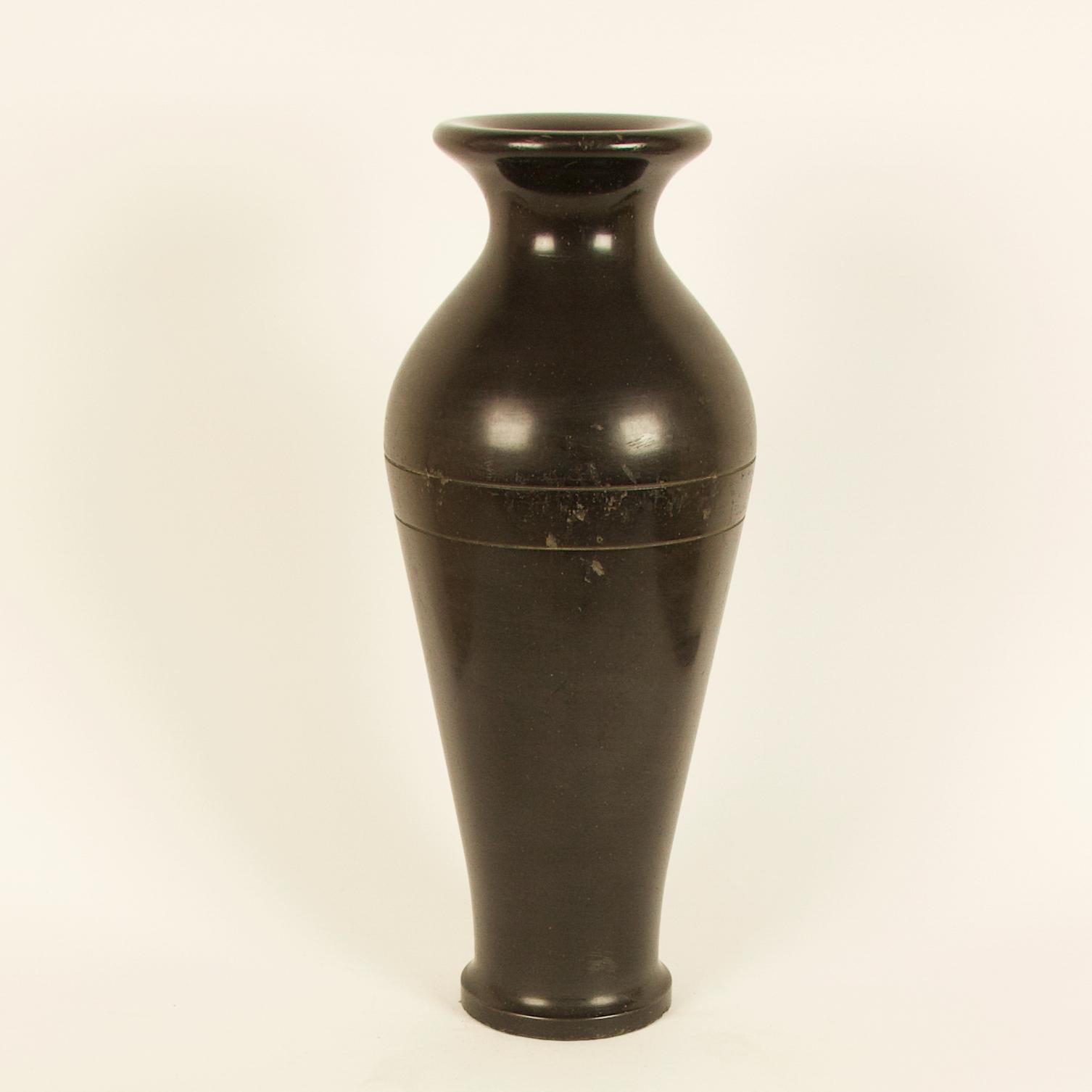 French 19th Century Neoclassical Black Marble Baluster Vase For Sale 2