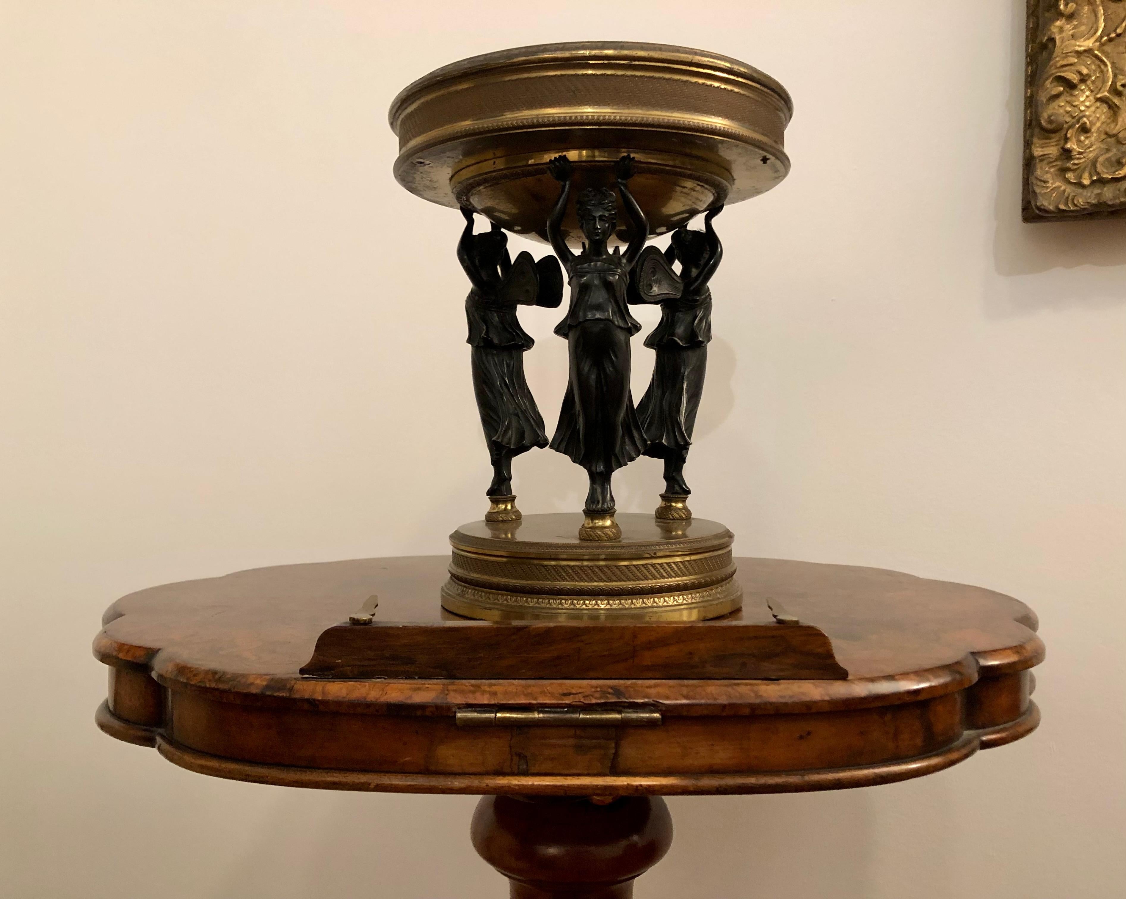 Empire Centre de table néoclassique français du 19ème siècle en bronze et doré en vente
