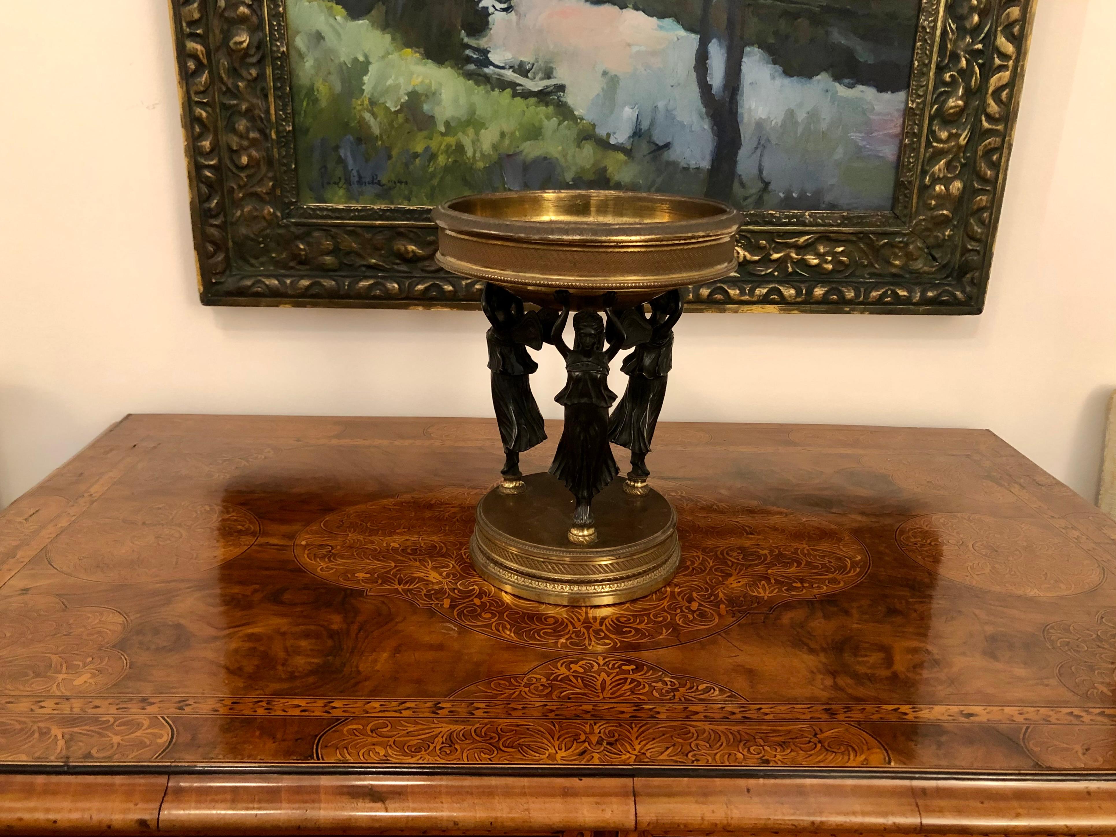 XIXe siècle Centre de table néoclassique français du 19ème siècle en bronze et doré en vente