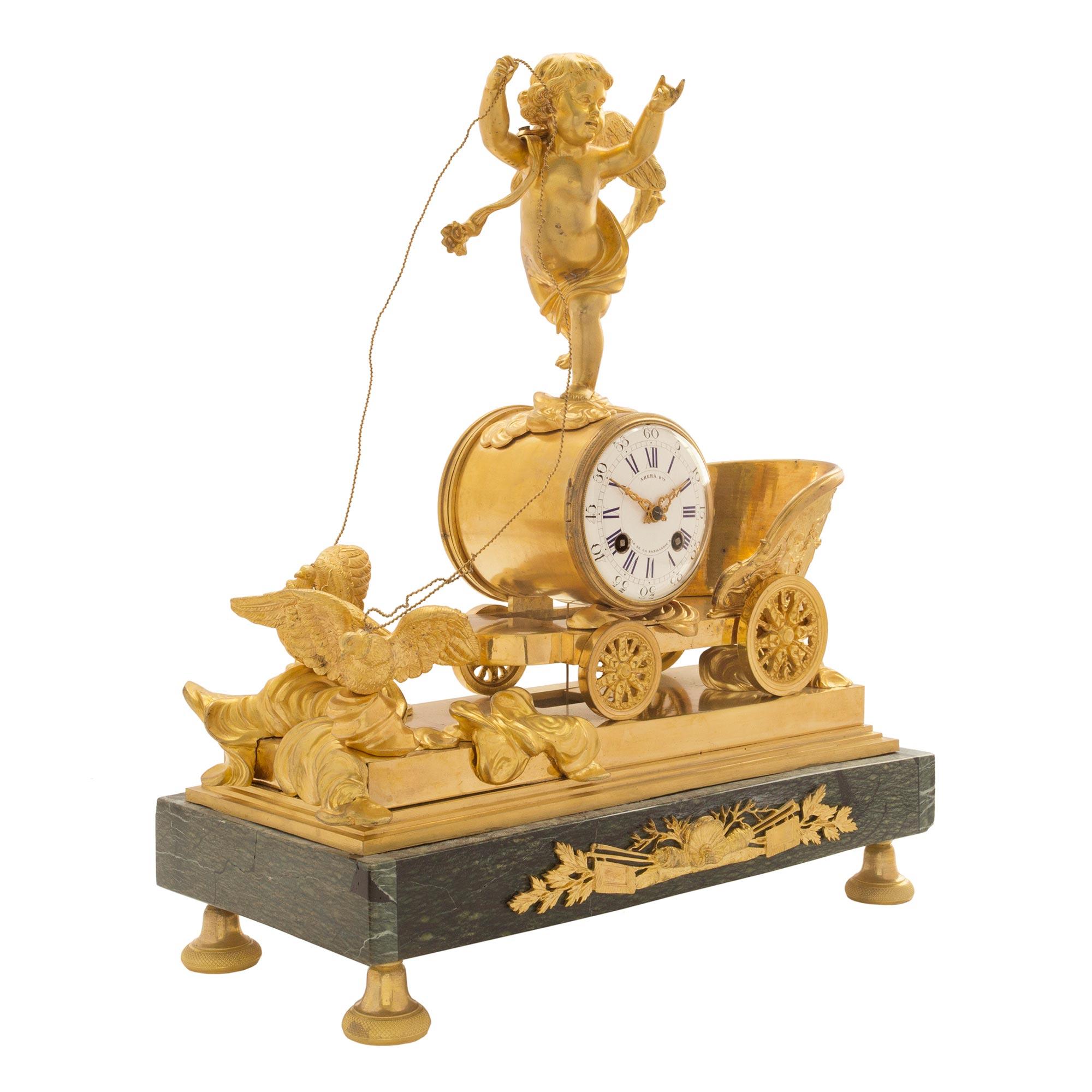 Eine spektakuläre französische Uhr aus der Mitte des 19. Jahrhunderts im neoklassizistischen Empire-Stil aus Ormolu und Marmor. Die Uhr steht auf einem rechteckigen Sockel aus Vert-Maurin-Marmor mit Ormolusträgern. In der Mitte der Vorderseite