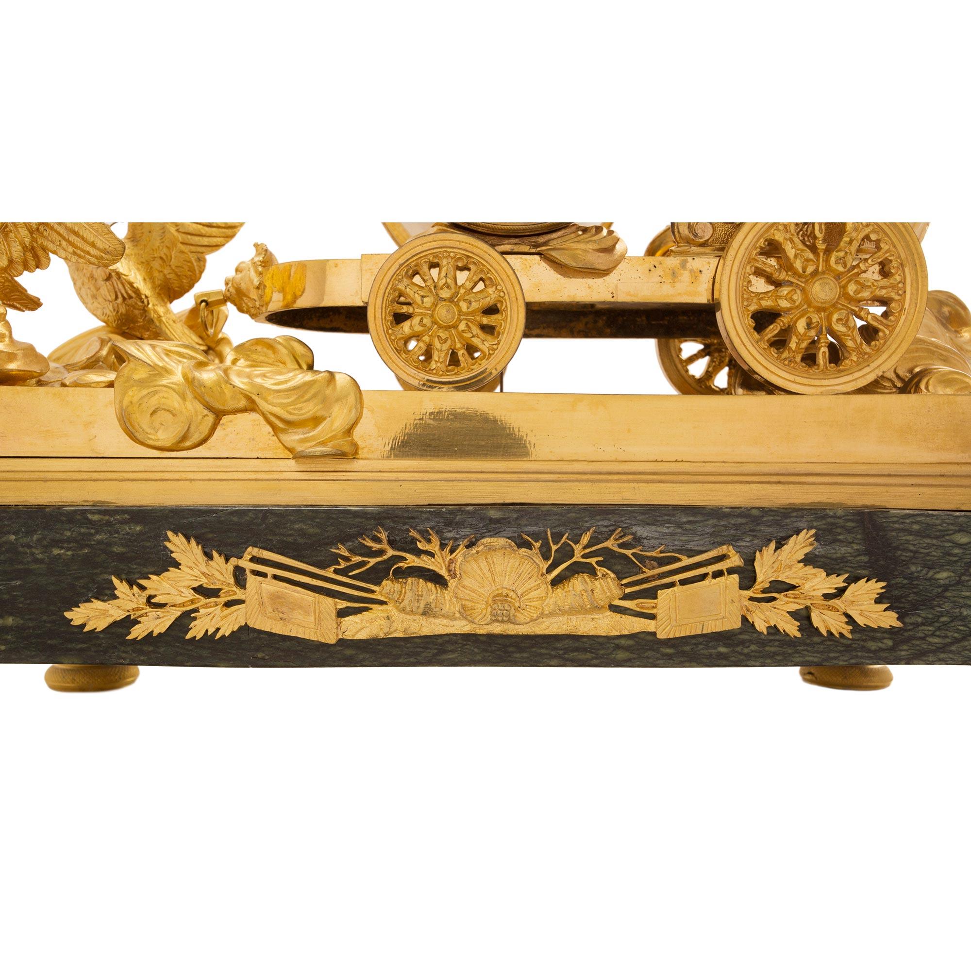 Neoklassizistische Goldbronze- und Marmoruhr im Empire-Stil des 19. Jahrhunderts im Angebot 4