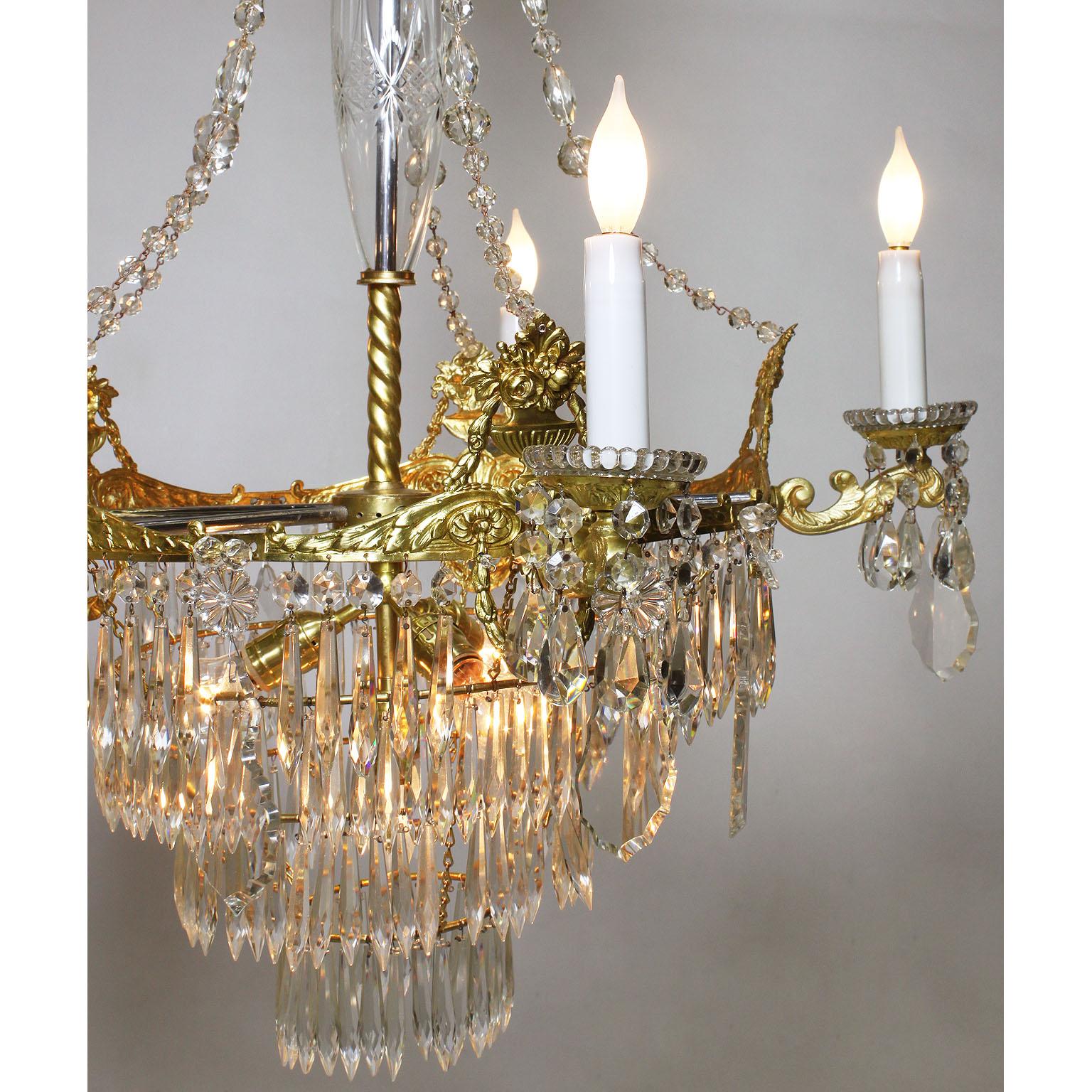 Doré Lustre français de style néoclassique du XIXe siècle de style néoclassique en métal doré et verre taillé en vente