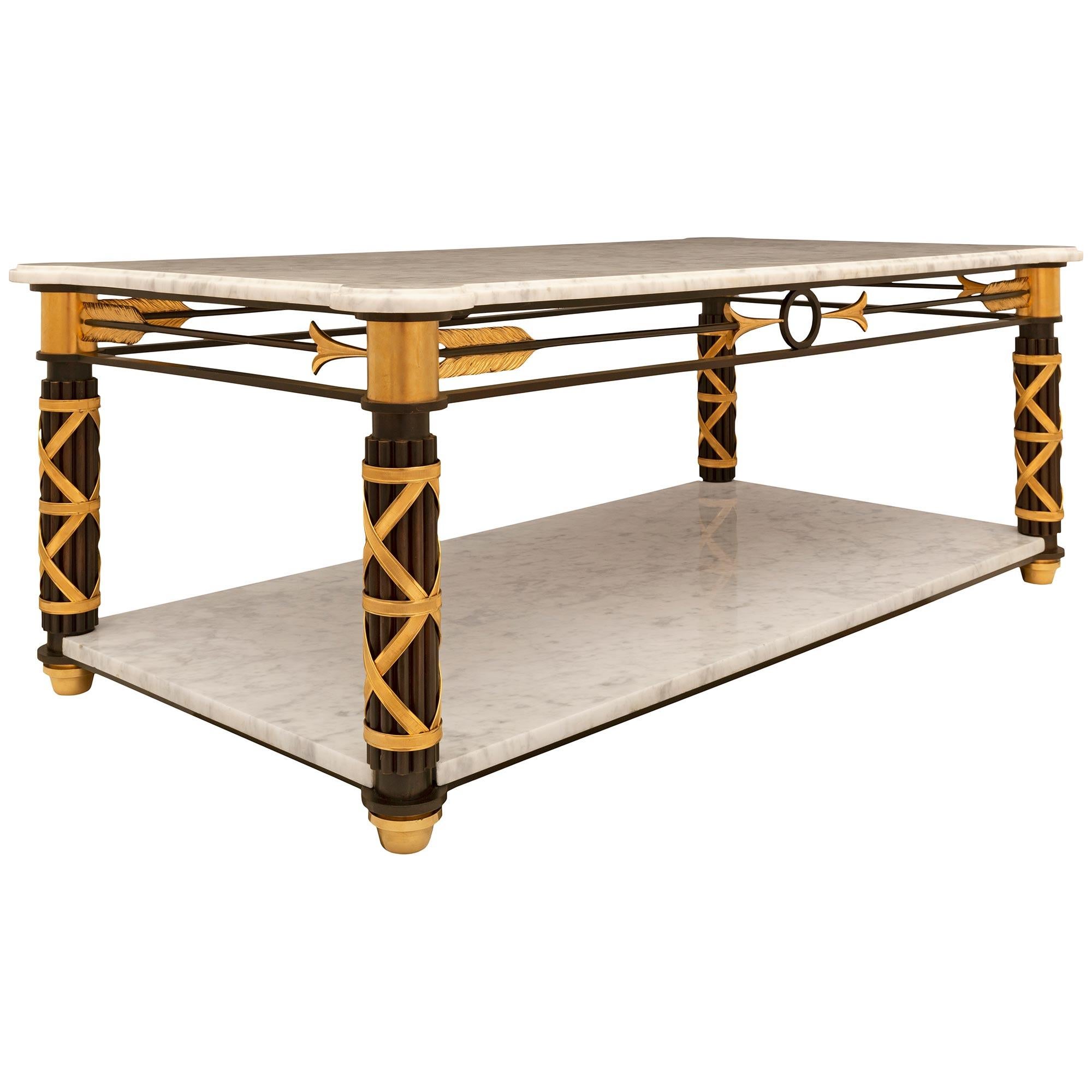 Français Table console française néoclassique du 19ème siècle en bronze, bronze doré et marbre. en vente