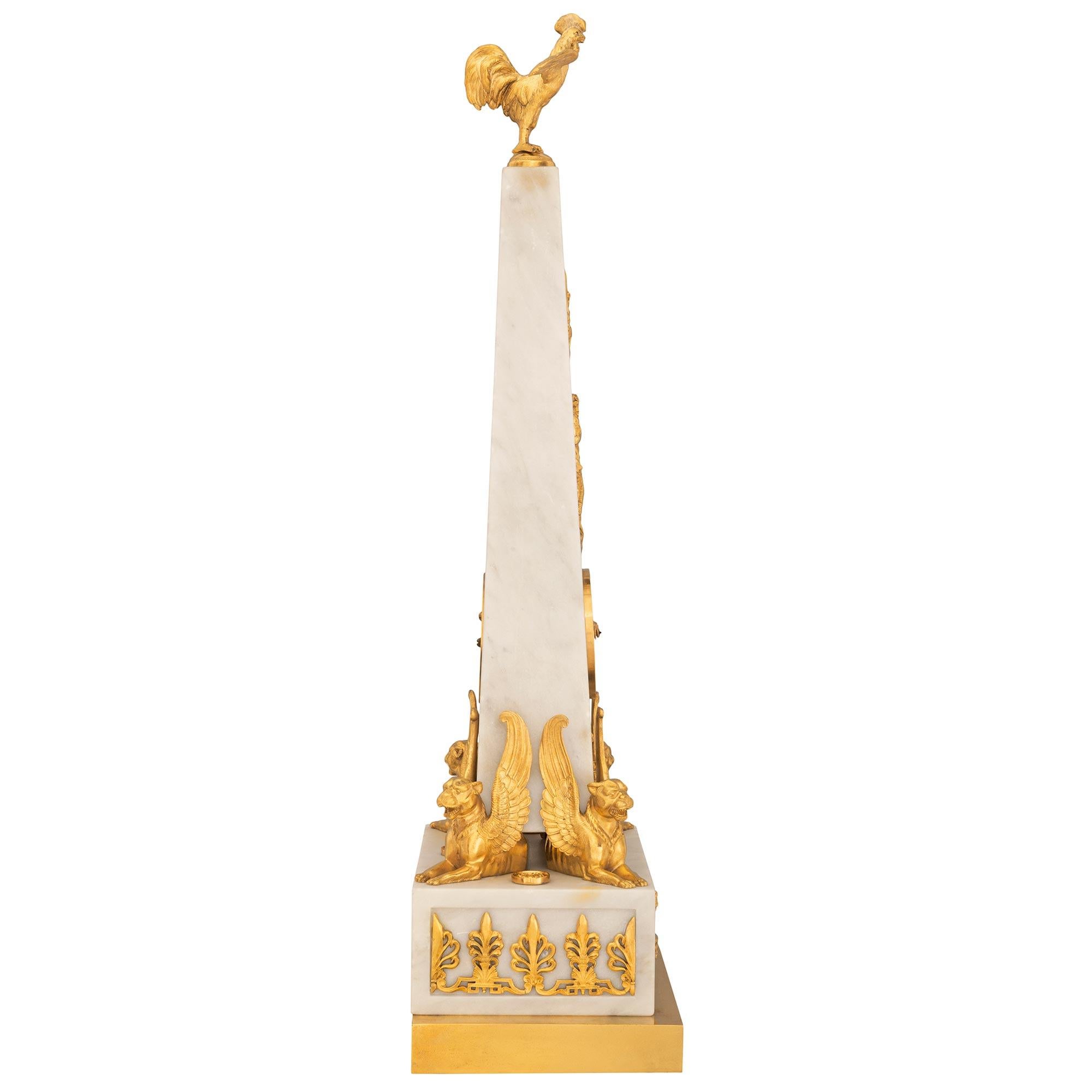 Neoklassizistische obeliskförmige Uhr aus Marmor und Goldbronze aus dem 19. Jahrhundert (Neoklassisch) im Angebot