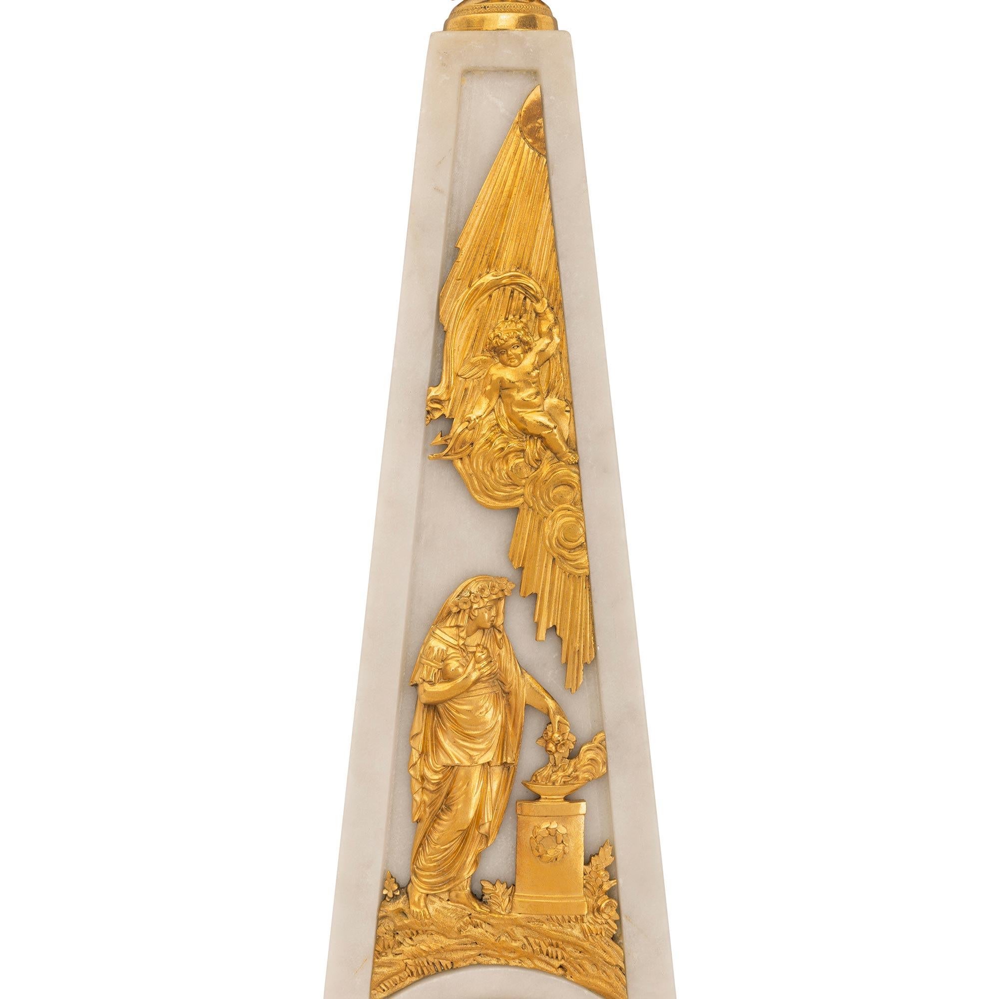 Neoklassizistische obeliskförmige Uhr aus Marmor und Goldbronze aus dem 19. Jahrhundert im Zustand „Gut“ im Angebot in West Palm Beach, FL