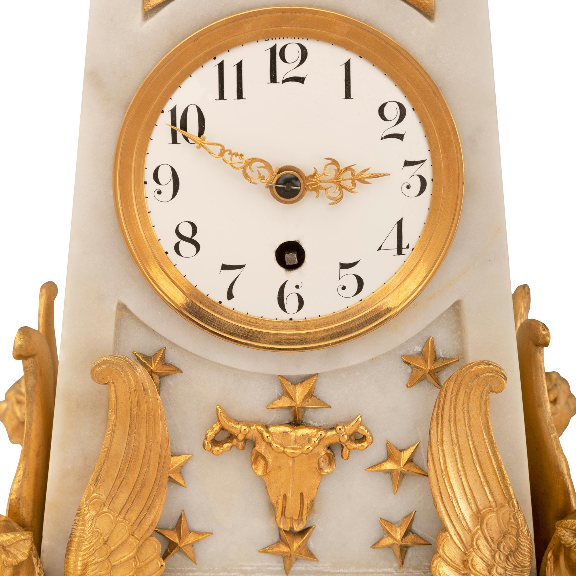 Neoklassizistische obeliskförmige Uhr aus Marmor und Goldbronze aus dem 19. Jahrhundert im Angebot 1
