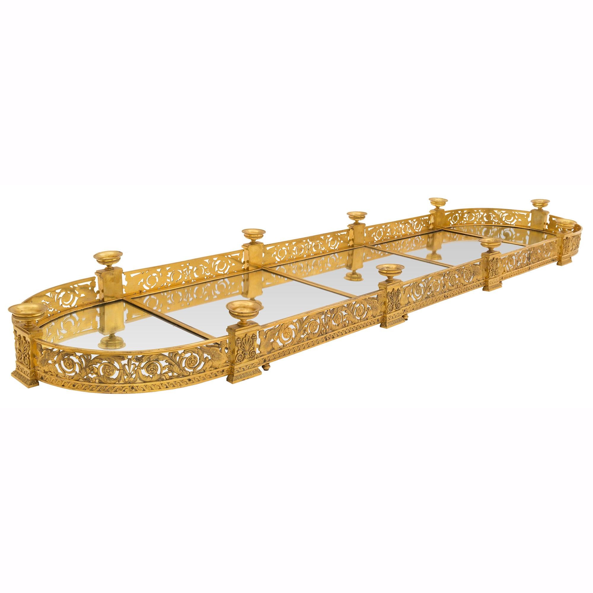 Néoclassique Centre de table néoclassique français du XIXe siècle en bronze doré et miroir en vente