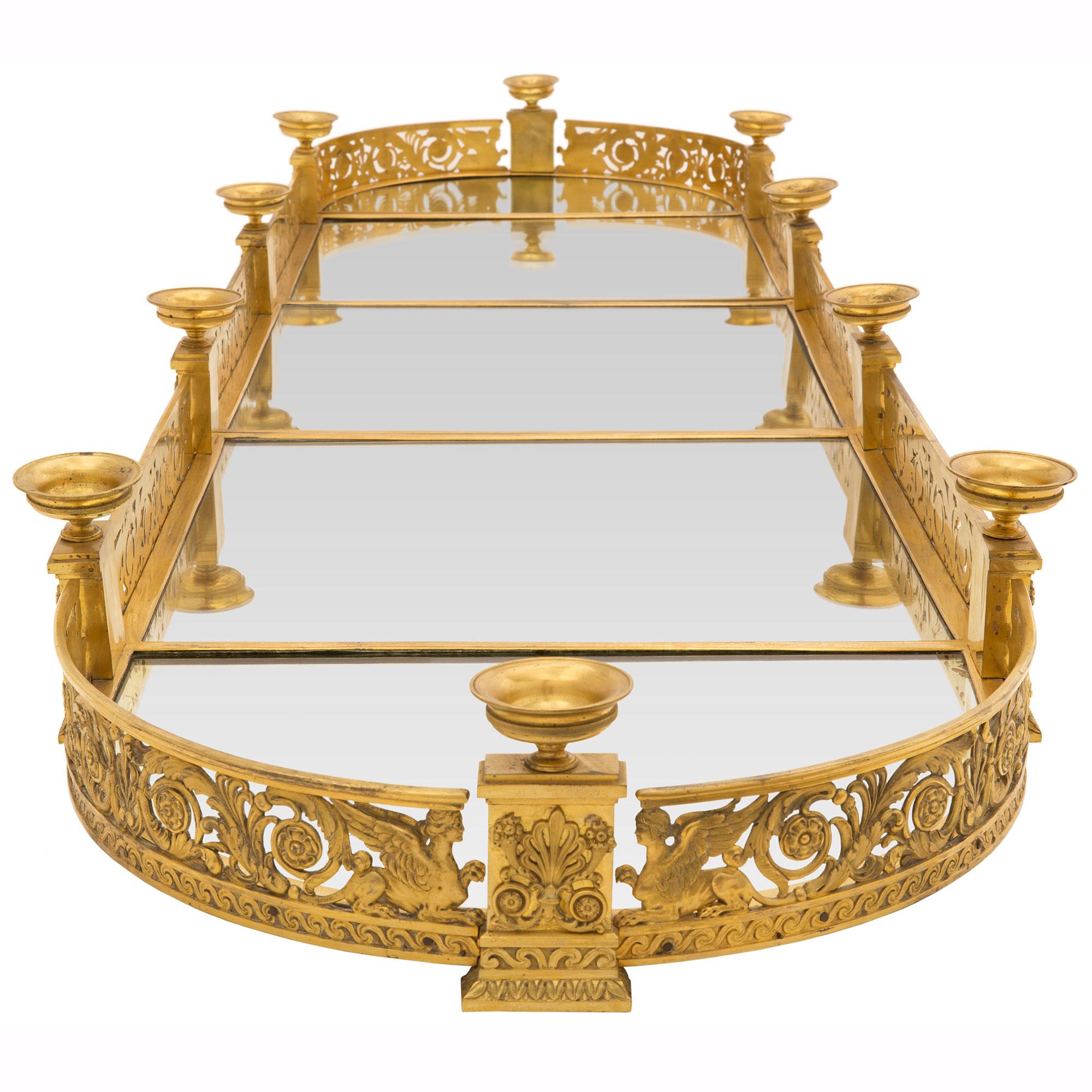 Français Centre de table néoclassique français du XIXe siècle en bronze doré et miroir en vente
