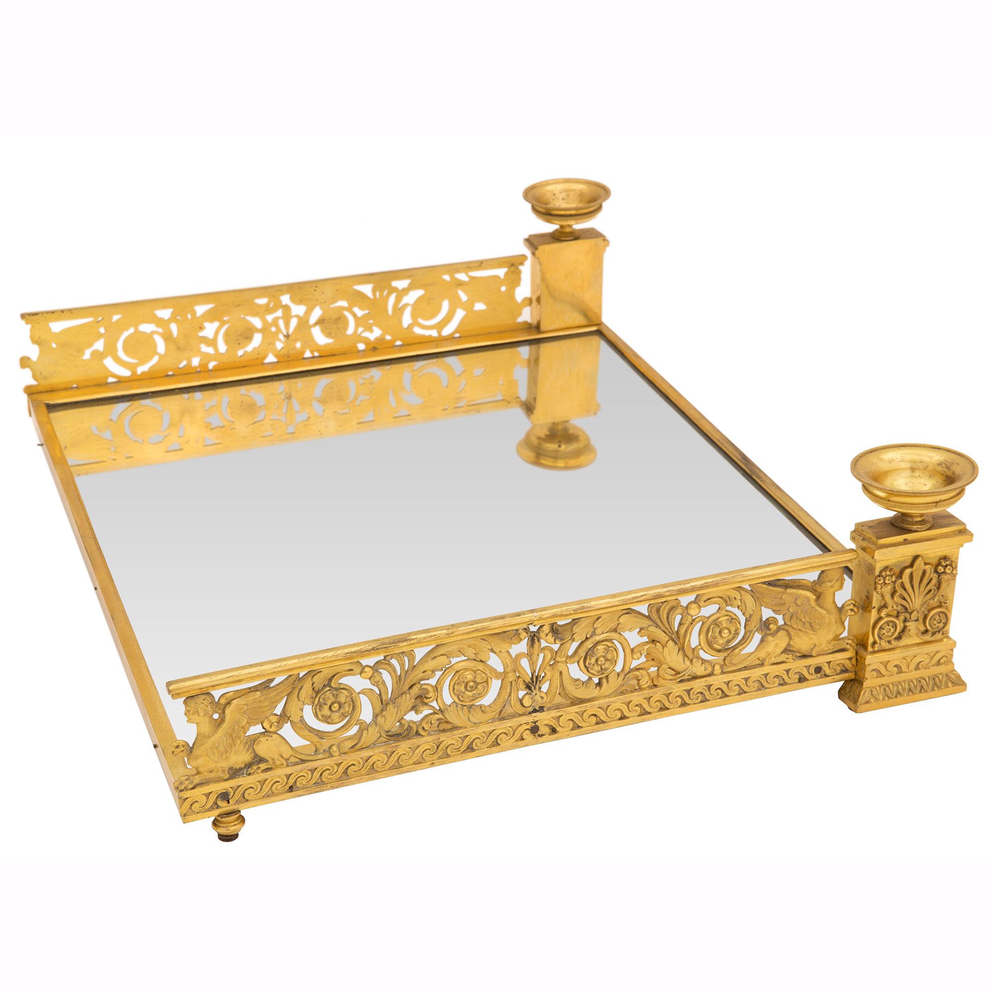 Centre de table néoclassique français du XIXe siècle en bronze doré et miroir en vente 1