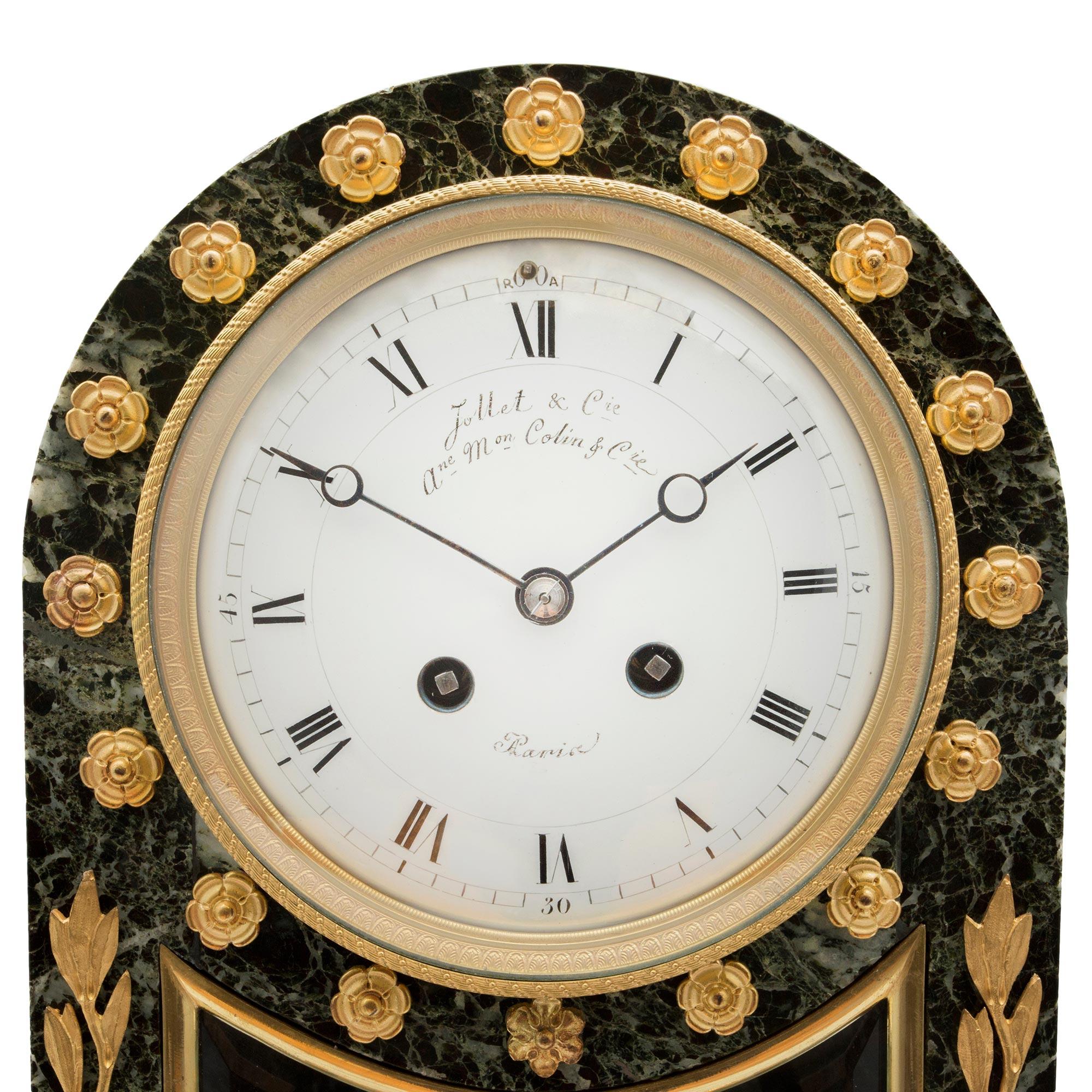 XIXe siècle Horloge néoclassique française du 19ème siècle en marbre et bronze doré de St. Vert Patricia en vente
