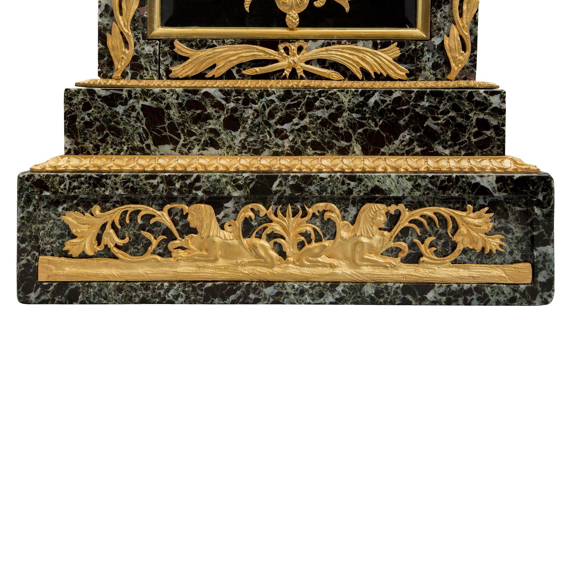 Bronze doré Horloge néoclassique française du 19ème siècle en marbre et bronze doré de St. Vert Patricia en vente