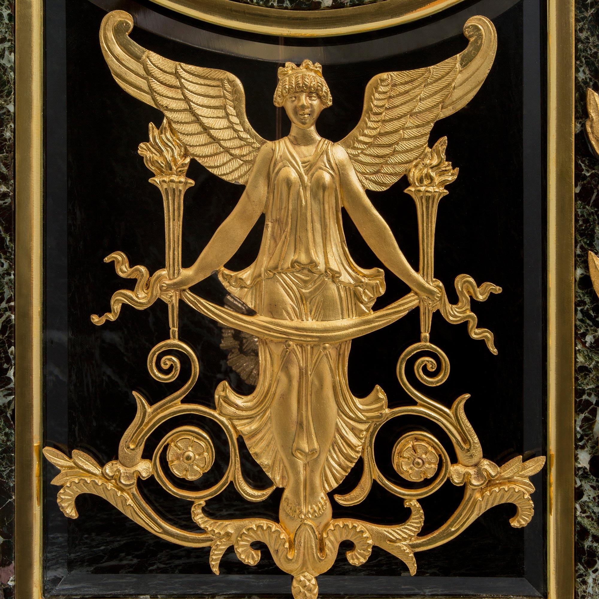 Neoklassizistische St. Vert Patricia-Marmor- und Goldbronze-Uhr aus dem 19. Jahrhundert im Angebot 3