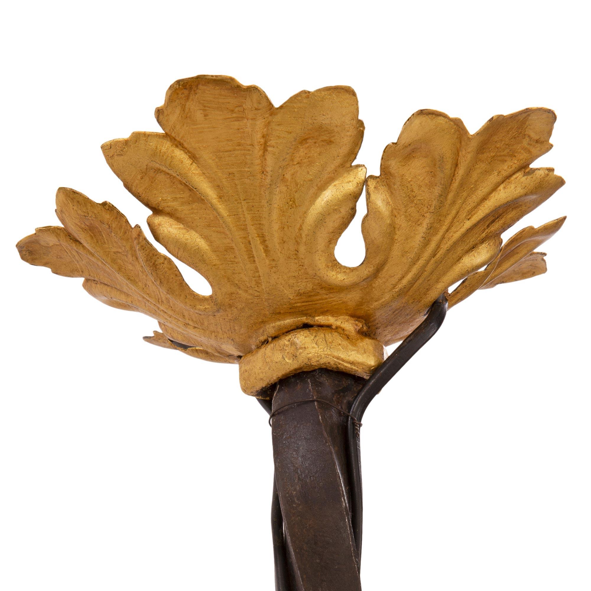 Neoklassizistischer Kronleuchter aus Schmiedeeisen und vergoldetem Metall aus dem 19. Jahrhundert (Vergoldet) im Angebot