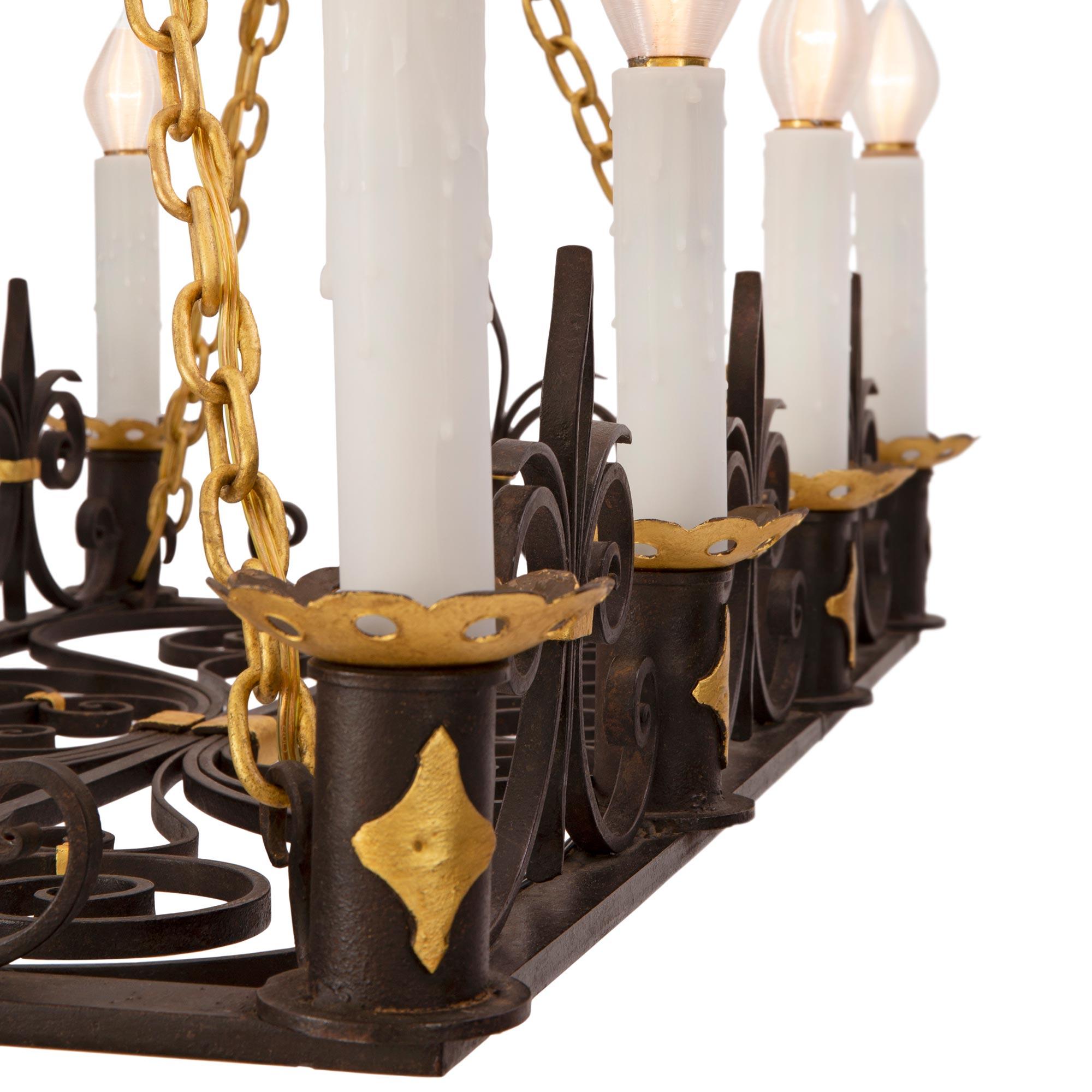 French 19th Century Neoclassical St. Wrought Iron and Gilt Metal Chandelier For Sale 5