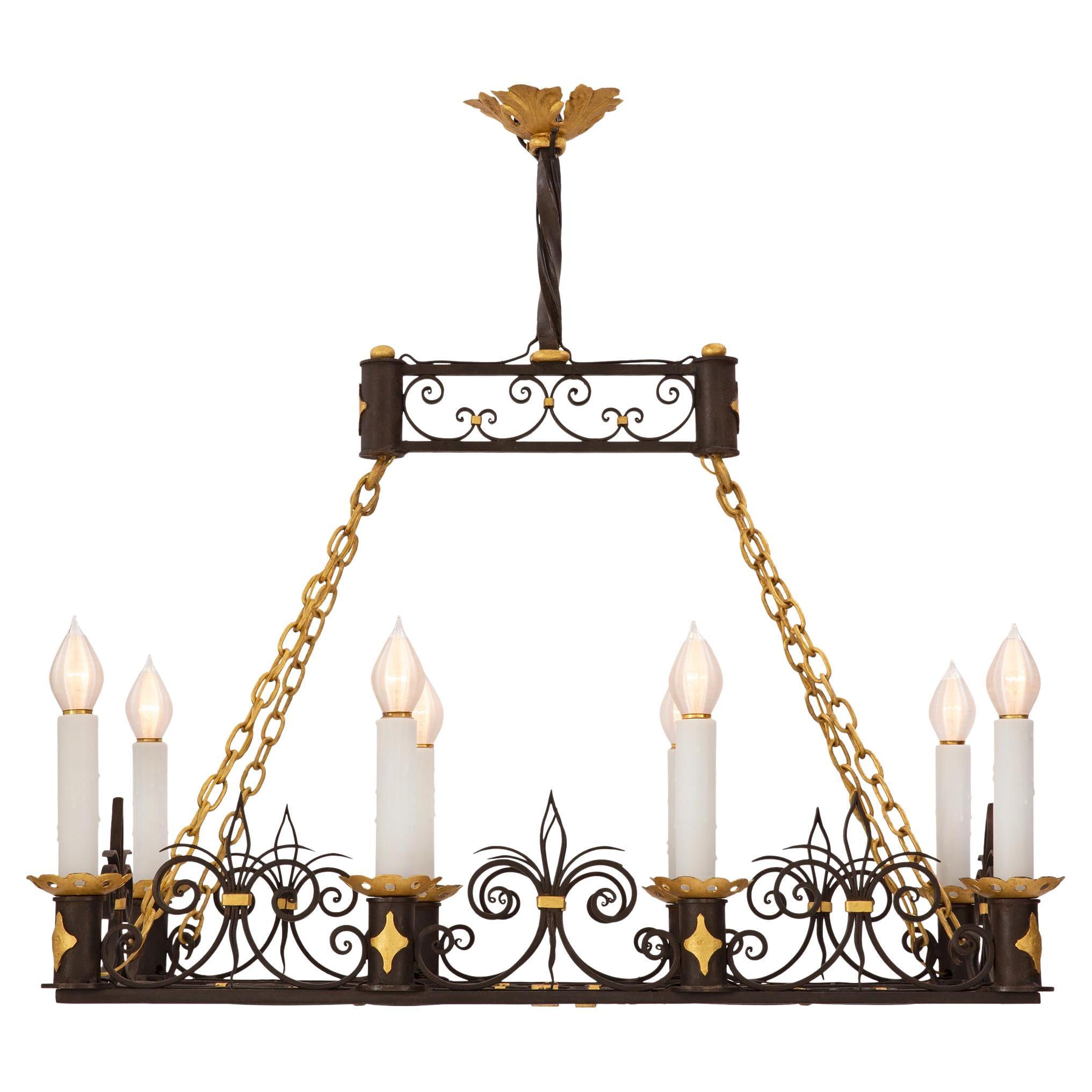 Neoklassizistischer Kronleuchter aus Schmiedeeisen und vergoldetem Metall aus dem 19. Jahrhundert im Angebot