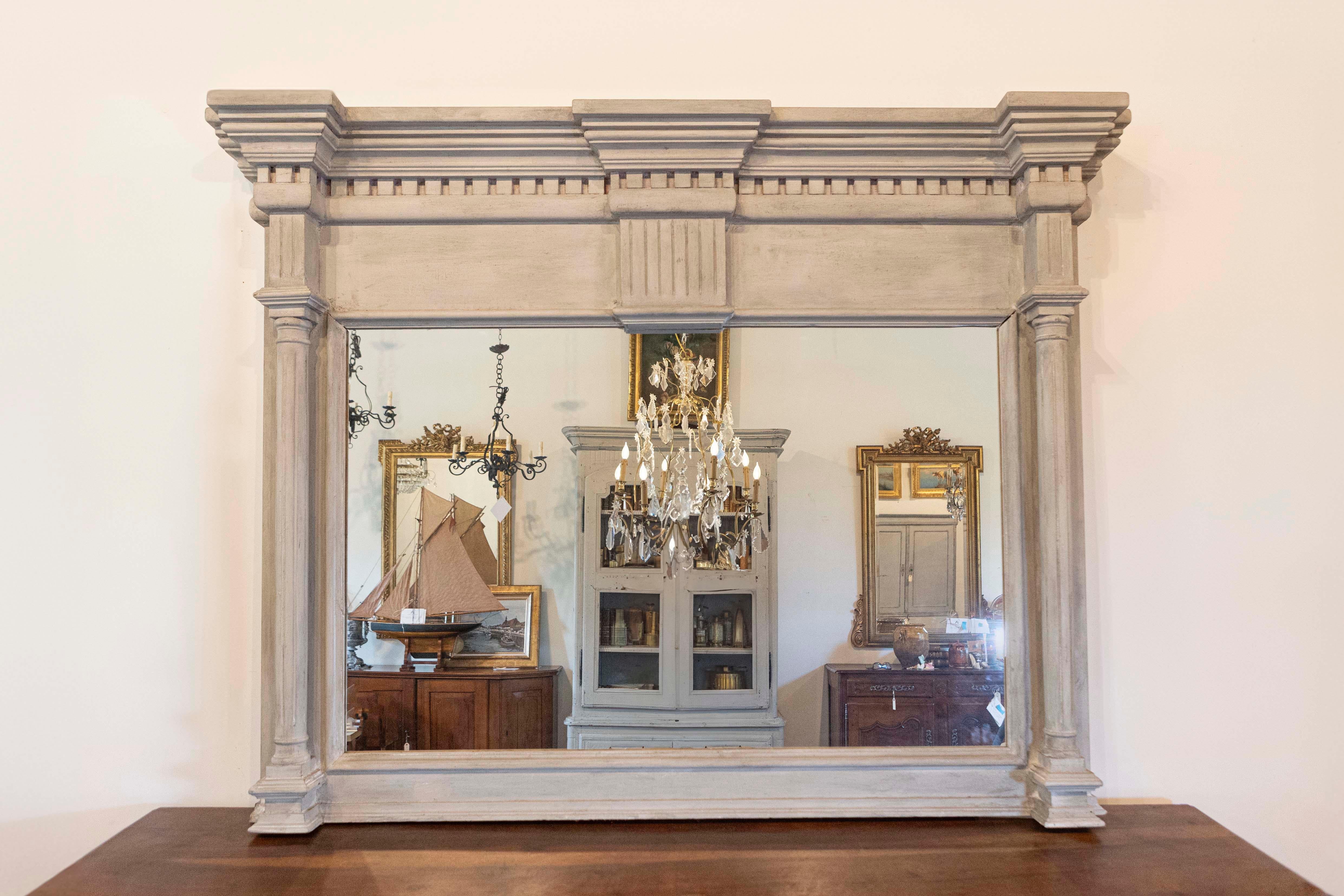 Un elemento architettonico in stile neoclassico francese del XIX secolo, trasformato in uno specchio trumeau. Nato in Francia durante il XIX secolo, questo elemento architettonico in stile neoclassico presenta una silhouette lineare splendidamente