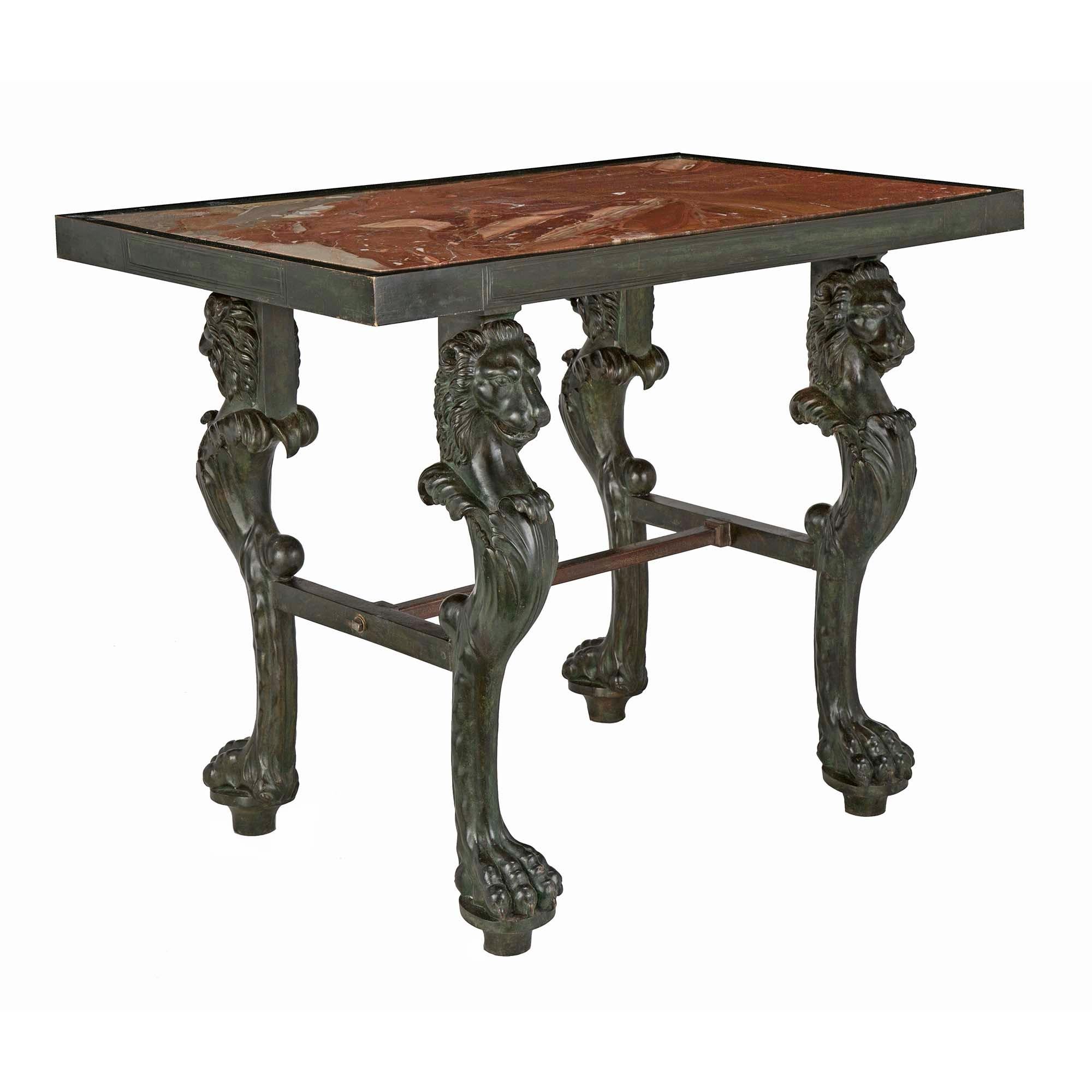 Néoclassique Table basse de style néoclassique français du XIXe siècle en bronze et marbre en vente
