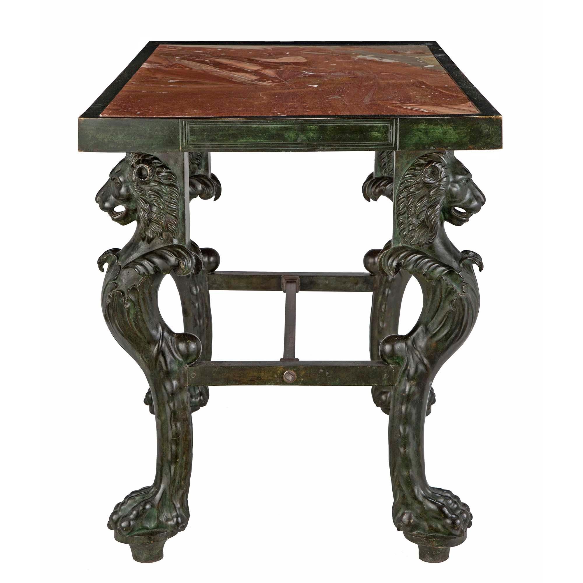 Français Table basse de style néoclassique français du XIXe siècle en bronze et marbre en vente