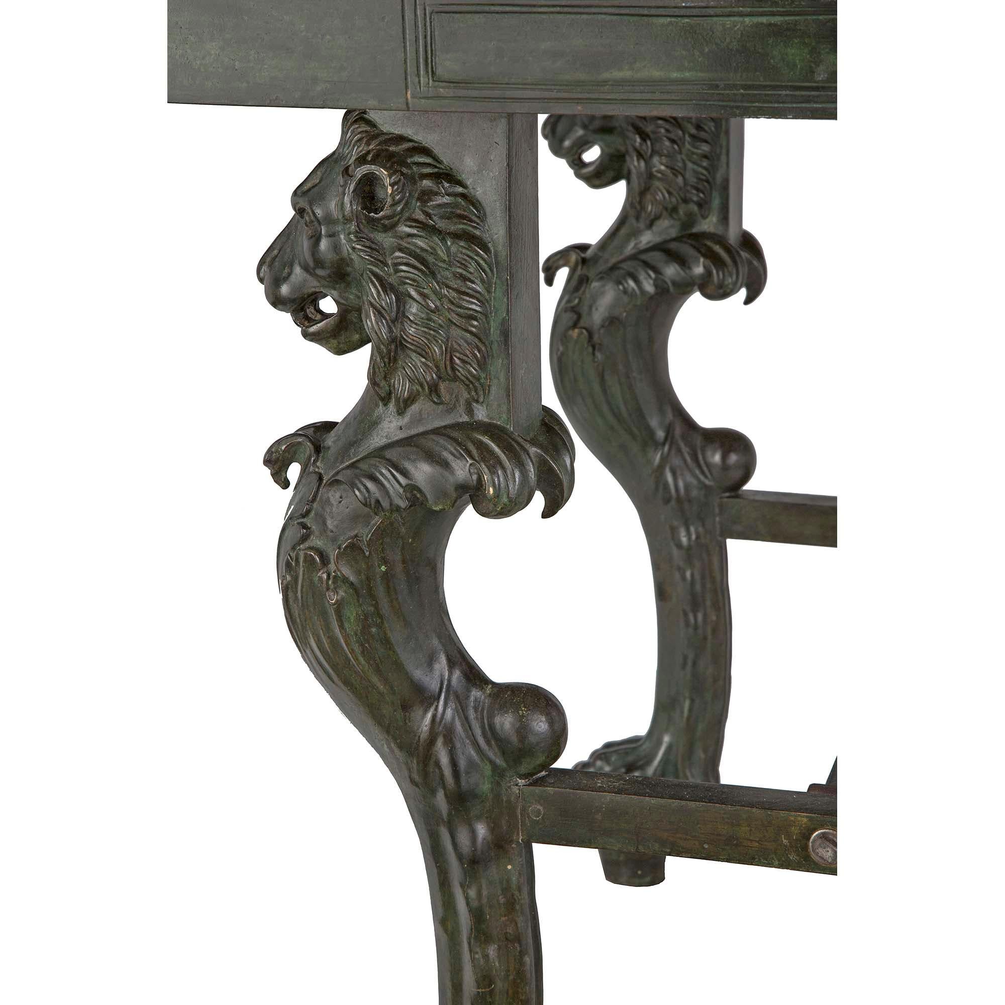 Patiné Table basse de style néoclassique français du XIXe siècle en bronze et marbre en vente