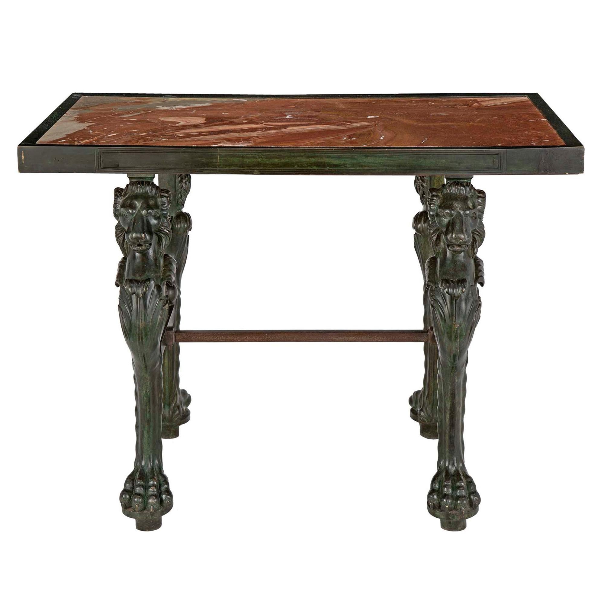 Table basse de style néoclassique français du XIXe siècle en bronze et marbre en vente