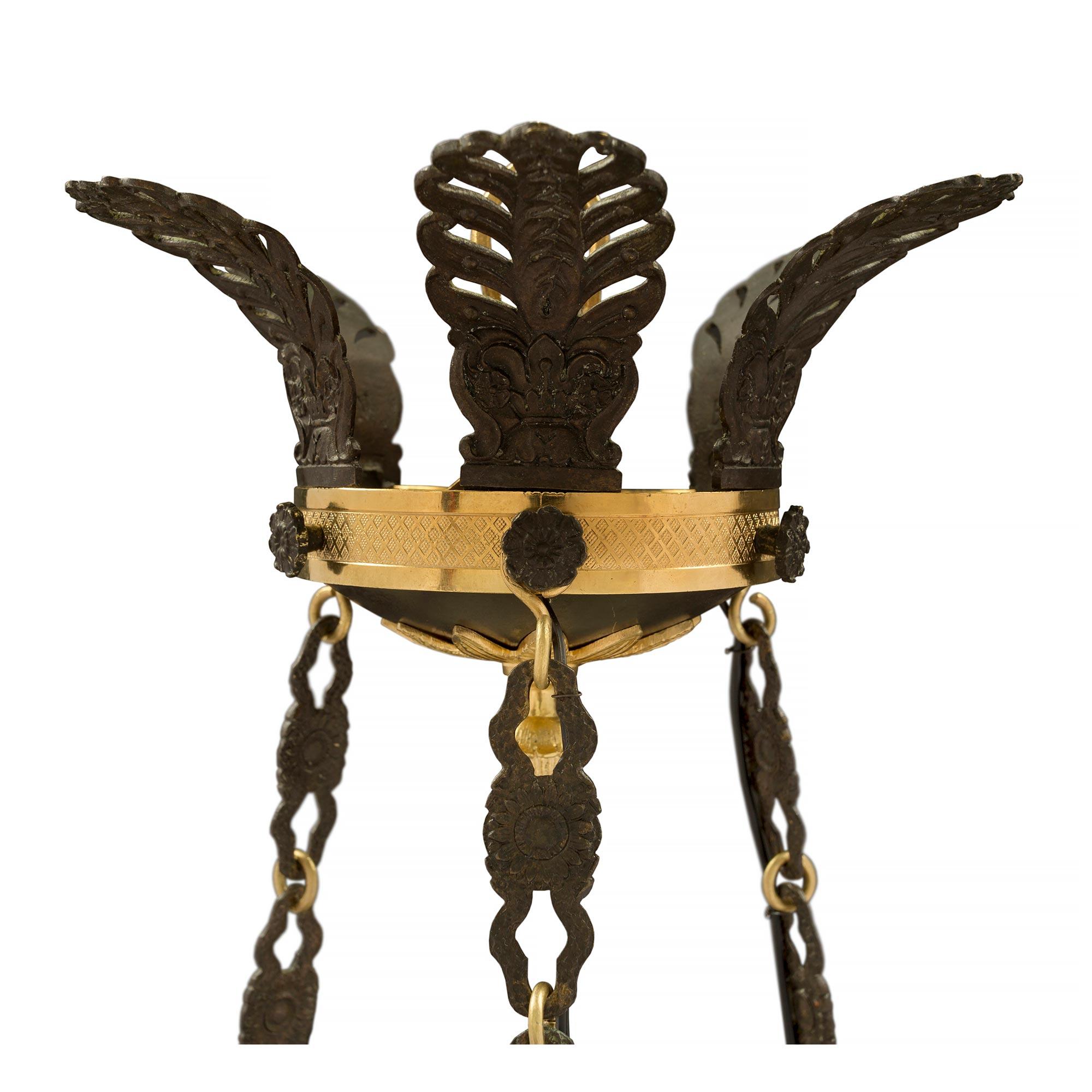 Patiné Lustre français de style néoclassique du XIXe siècle en bronze et bronze doré en vente