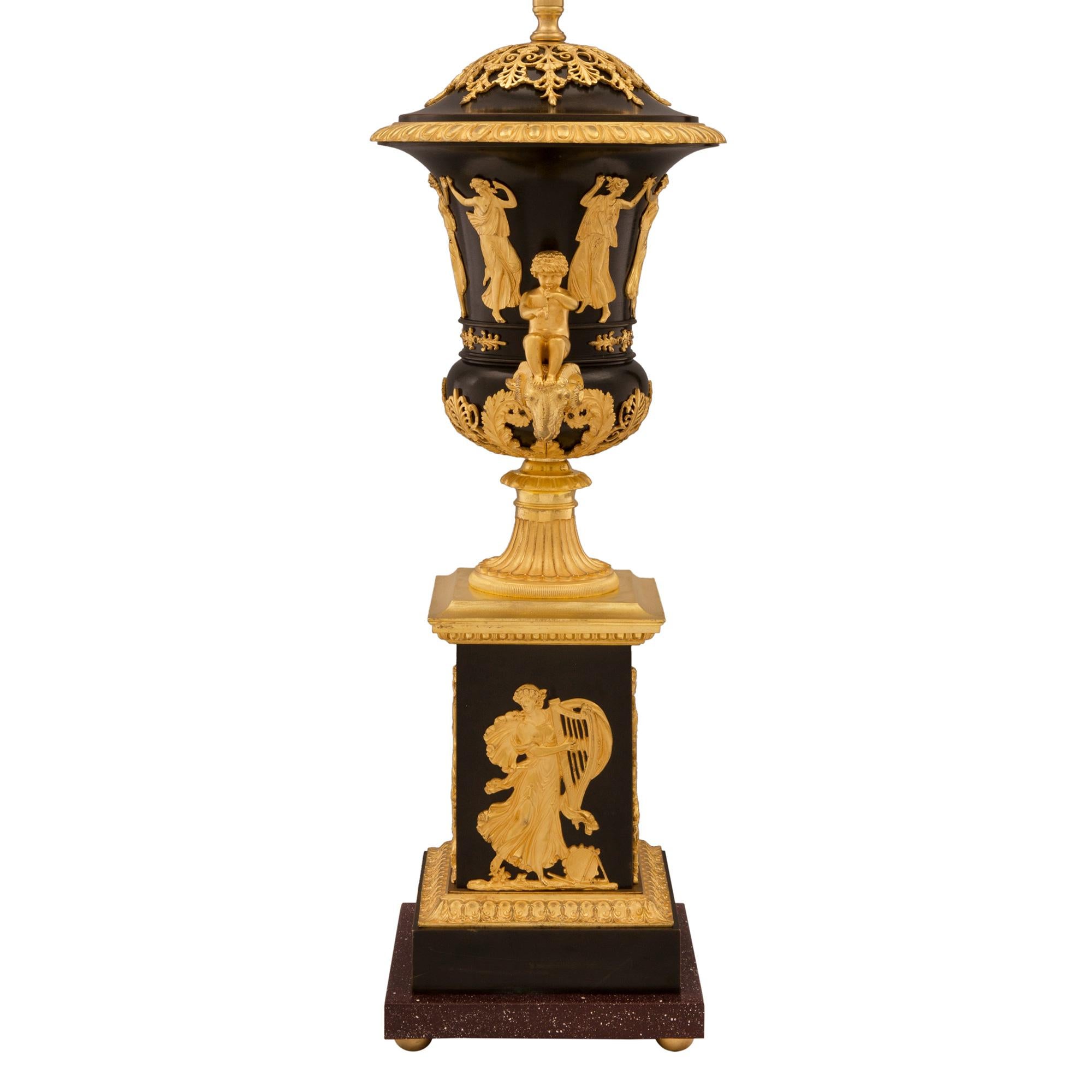 Neoclassico Lampada francese del XIX secolo in stile neoclassico in bronzo e ormeggio in vendita