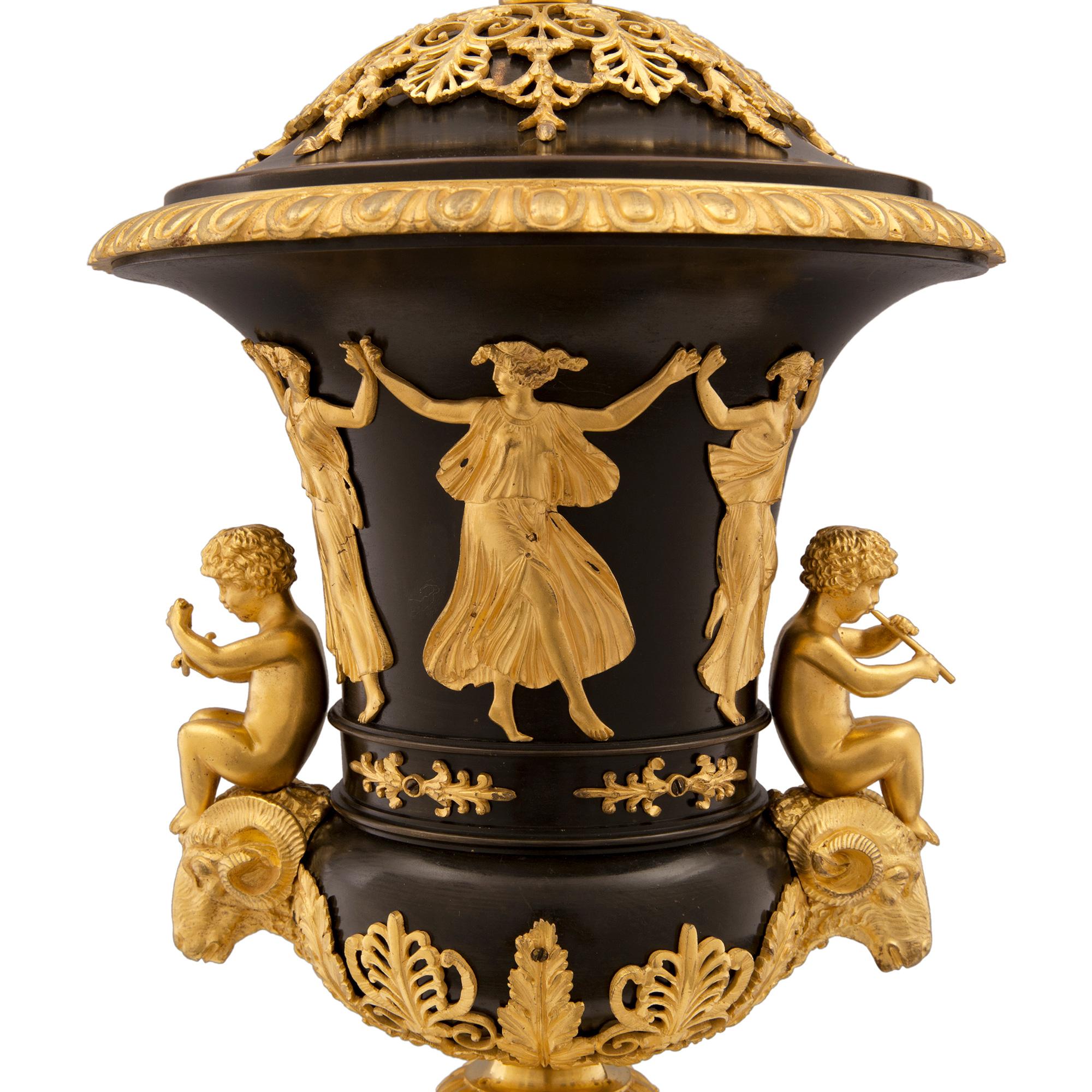Patinato Lampada francese del XIX secolo in stile neoclassico in bronzo e ormeggio in vendita
