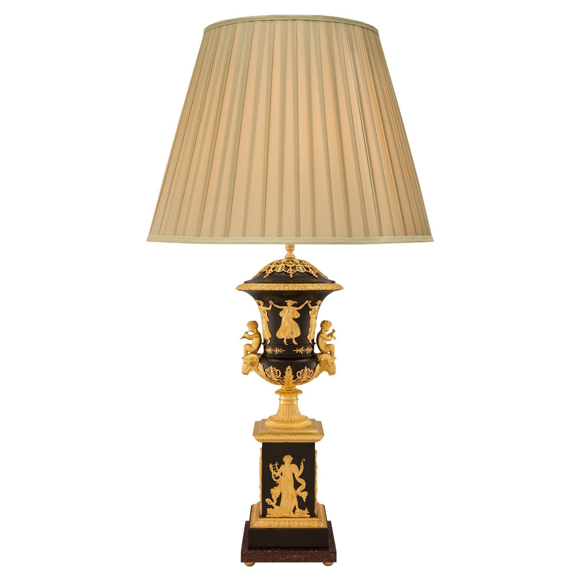 Lampe de style néoclassique français du XIXe siècle en bronze et bronze doré