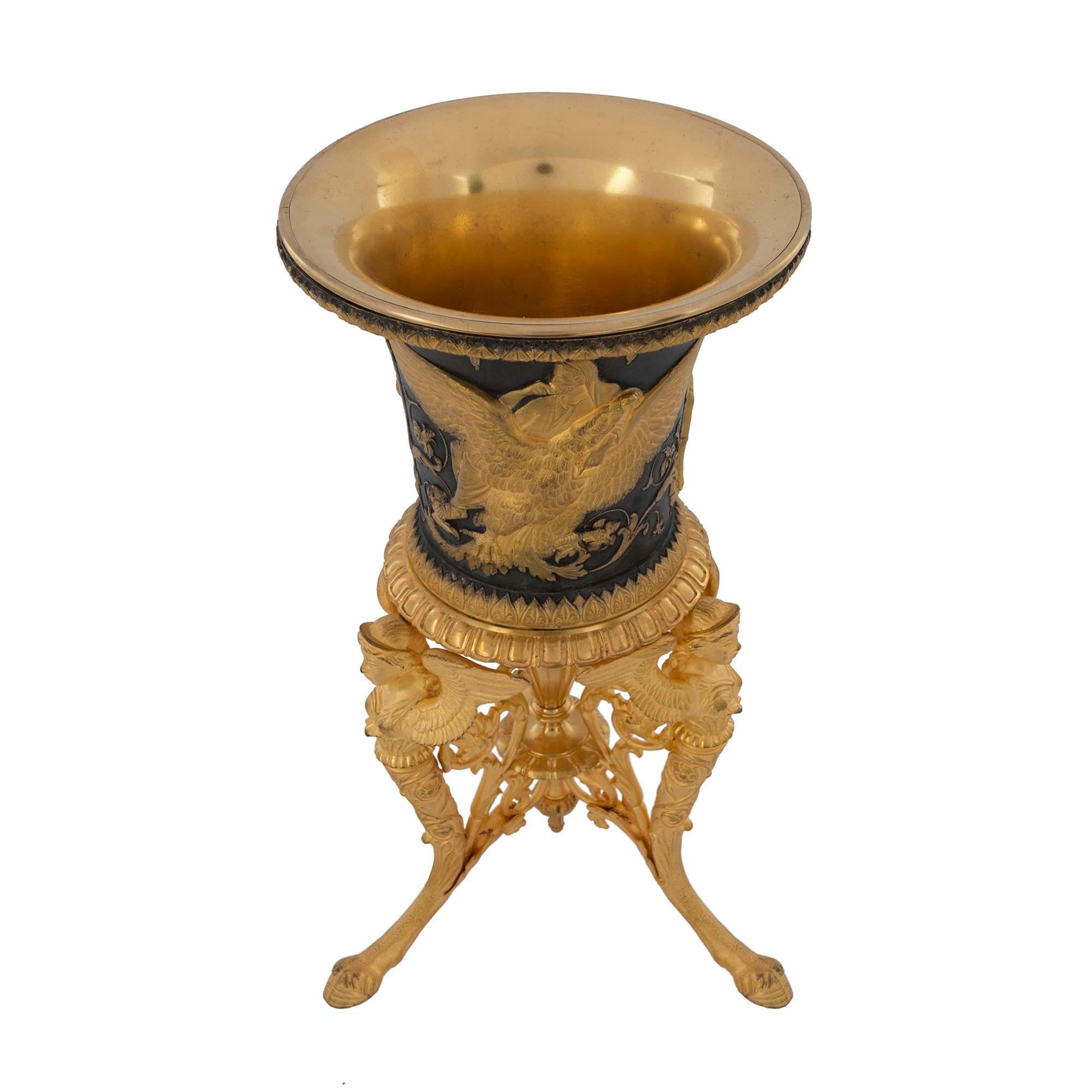 Urne aus Bronze und Goldbronze im neoklassischen Stil des 19. Jahrhunderts (Neoklassisch) im Angebot