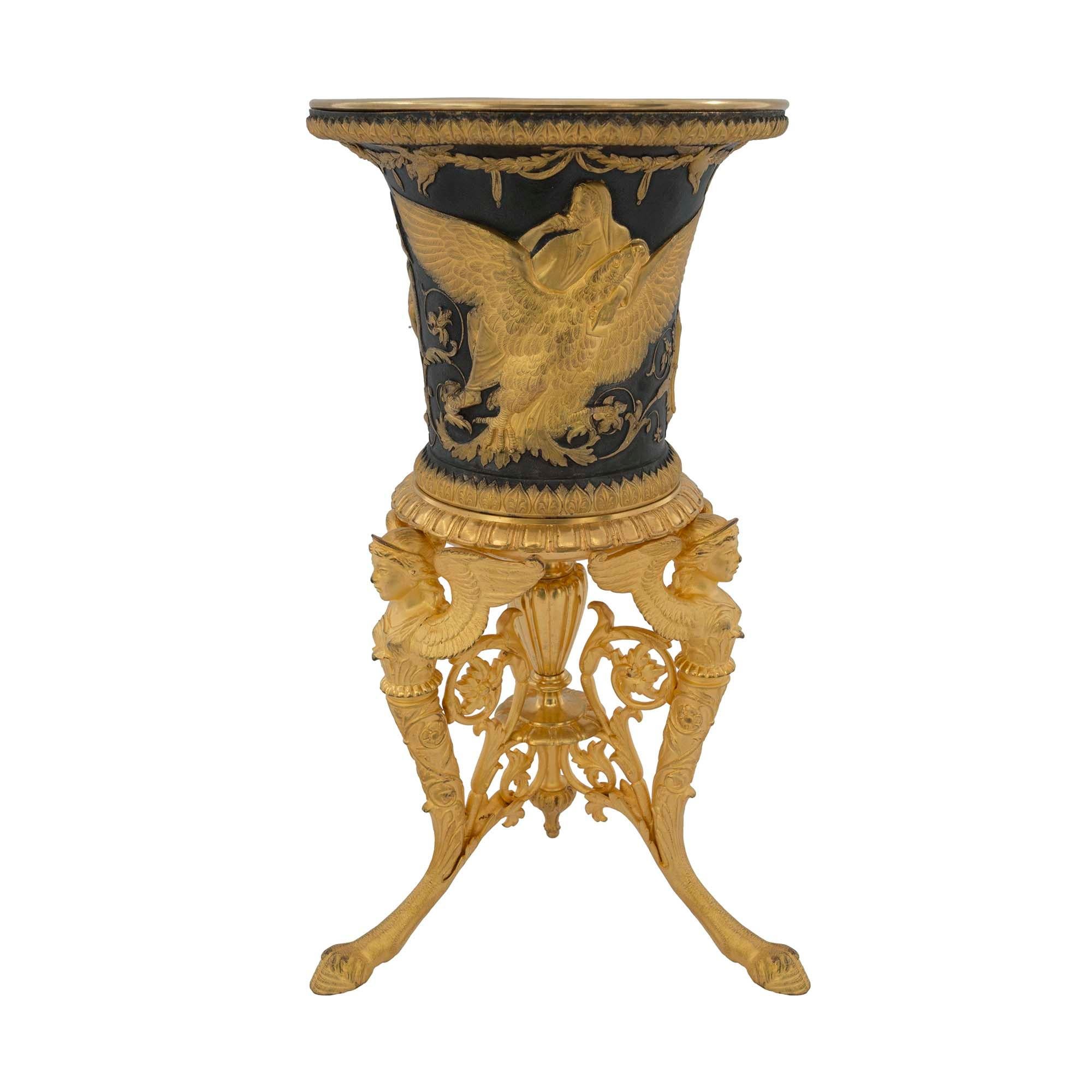 Urne aus Bronze und Goldbronze im neoklassischen Stil des 19. Jahrhunderts (Französisch) im Angebot