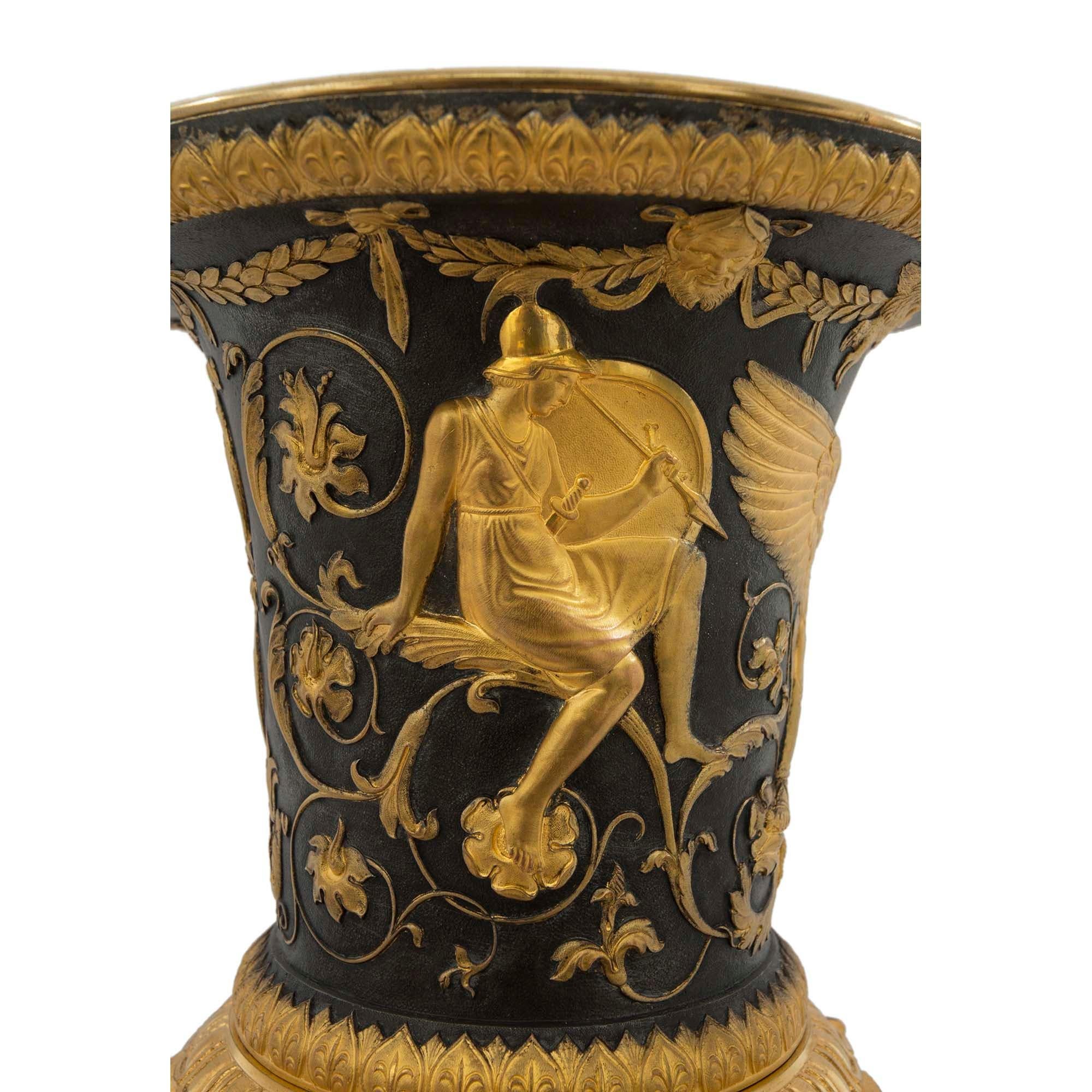 Urne aus Bronze und Goldbronze im neoklassischen Stil des 19. Jahrhunderts (Patiniert) im Angebot