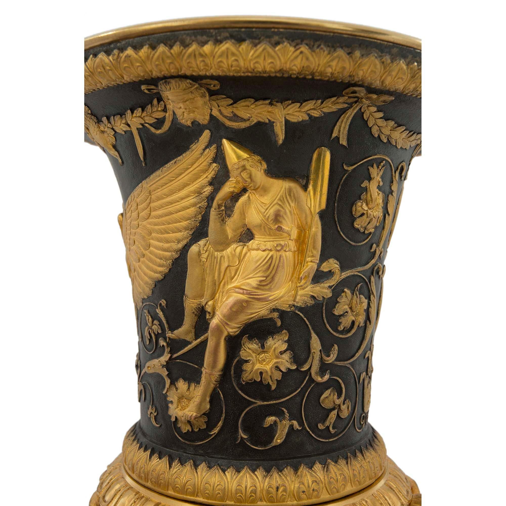 Urne aus Bronze und Goldbronze im neoklassischen Stil des 19. Jahrhunderts im Zustand „Gut“ im Angebot in West Palm Beach, FL