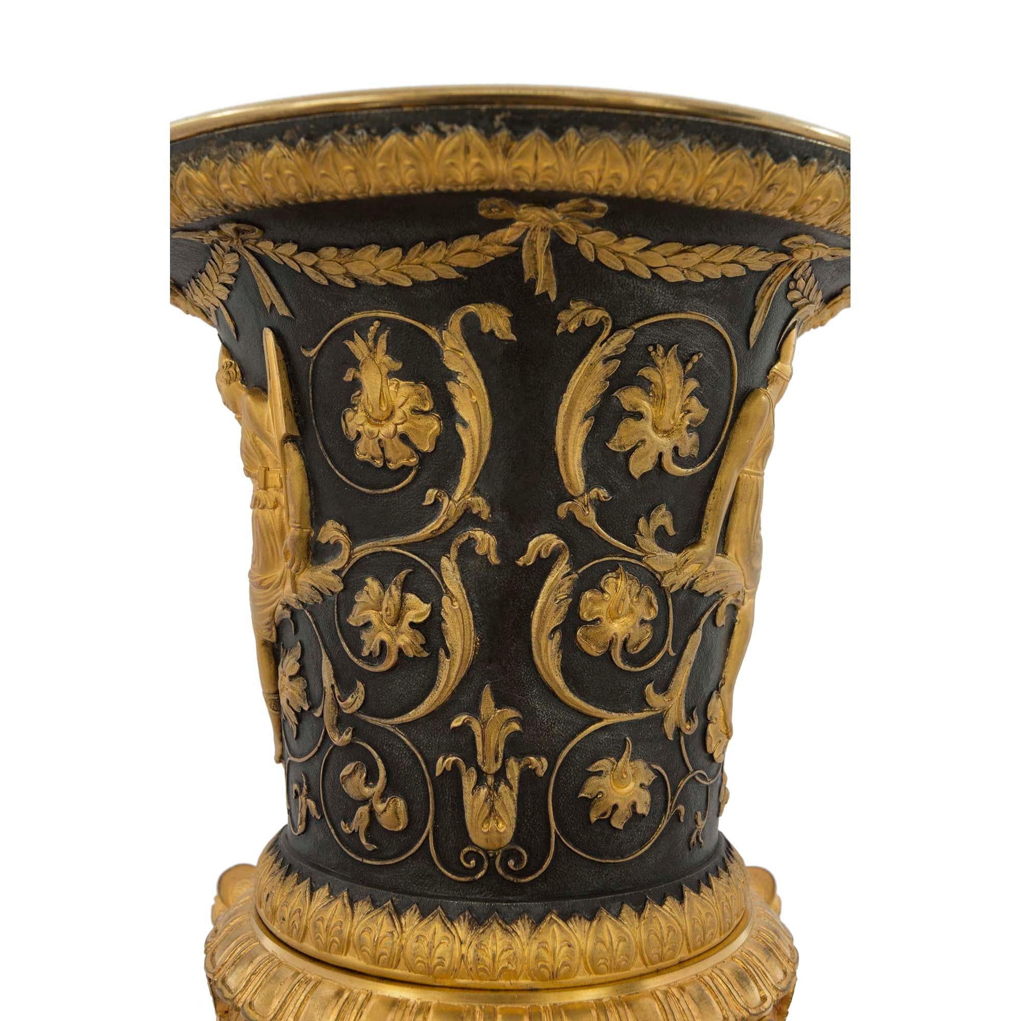 Urne aus Bronze und Goldbronze im neoklassischen Stil des 19. Jahrhunderts im Angebot 1