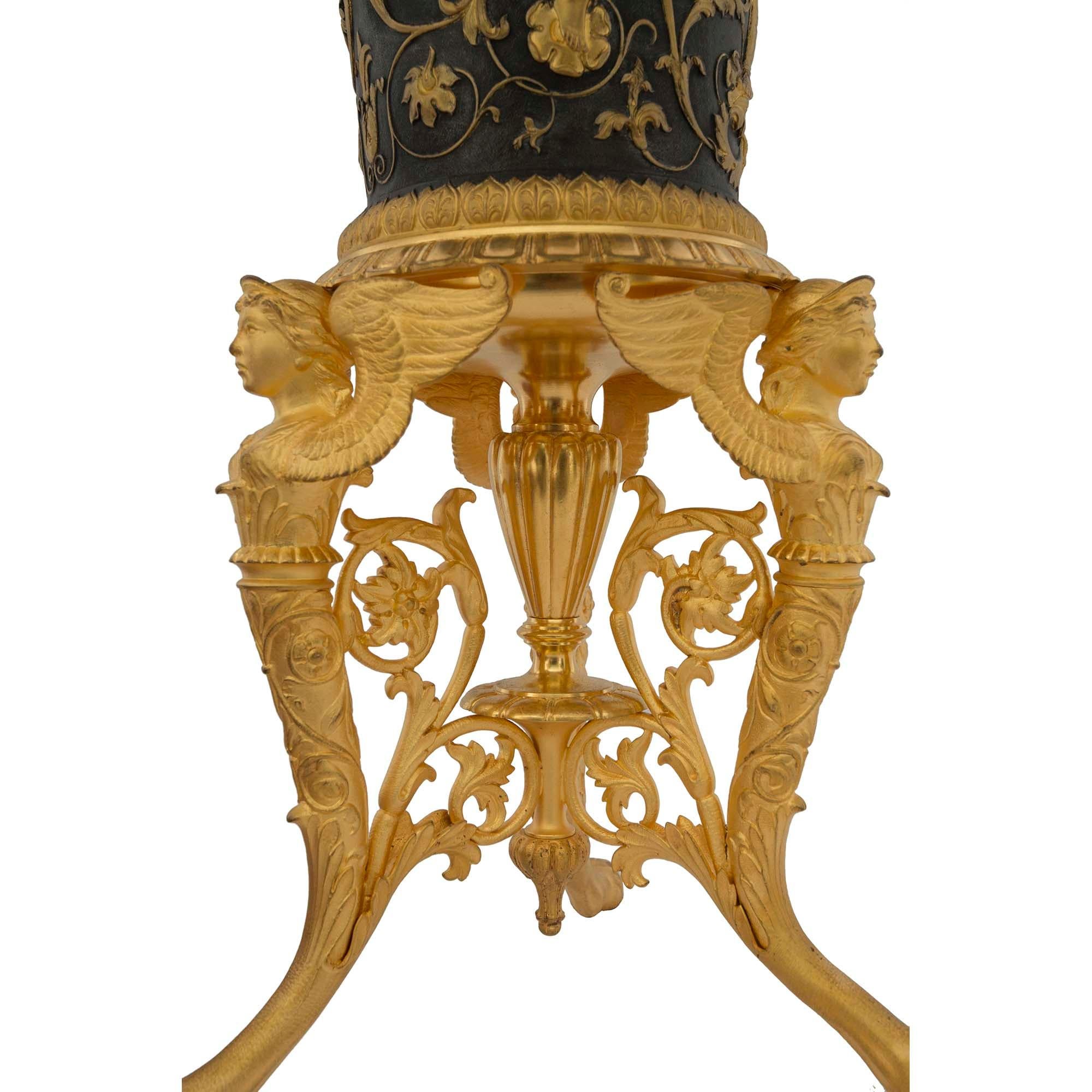 Urne aus Bronze und Goldbronze im neoklassischen Stil des 19. Jahrhunderts im Angebot 2