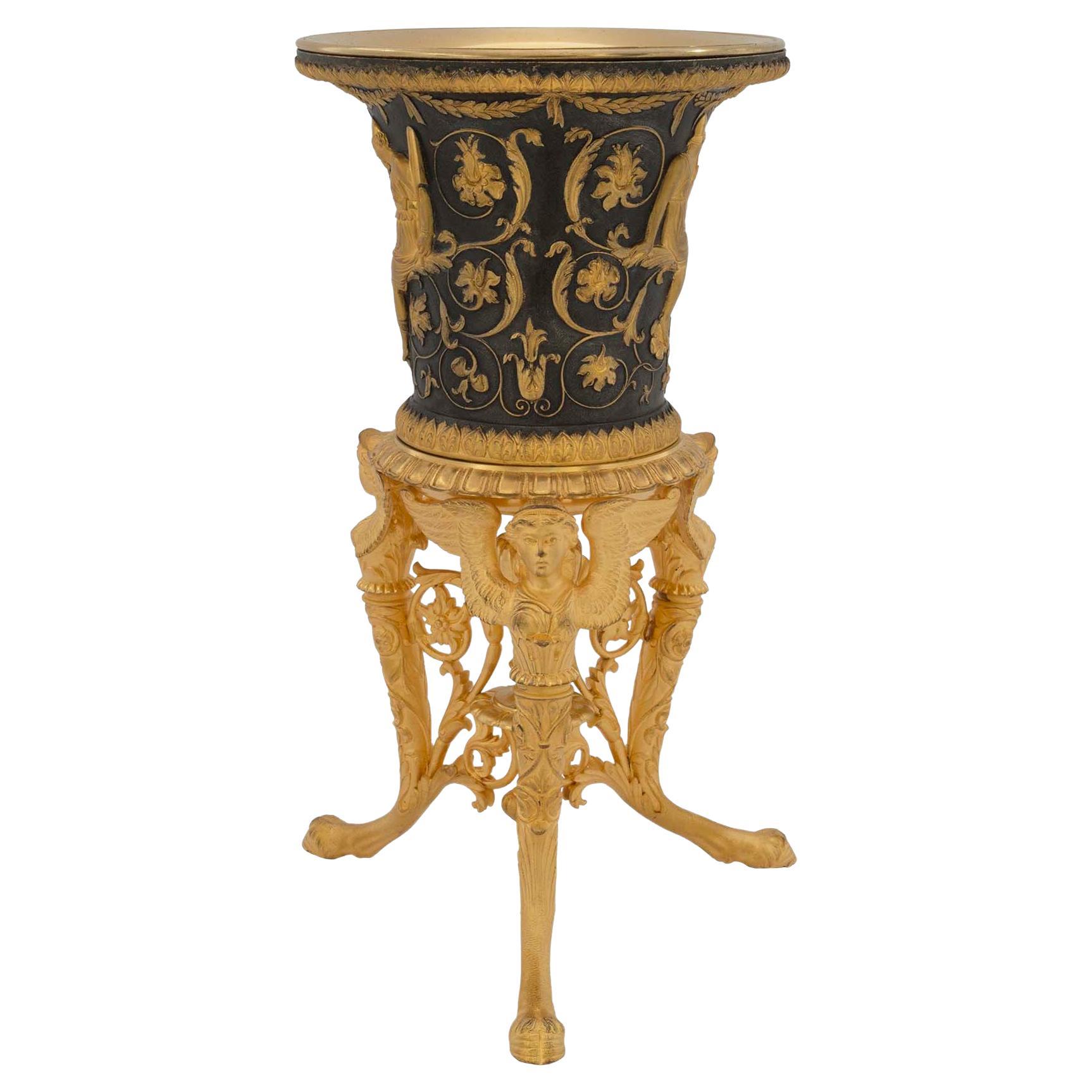 Urne aus Bronze und Goldbronze im neoklassischen Stil des 19. Jahrhunderts im Angebot