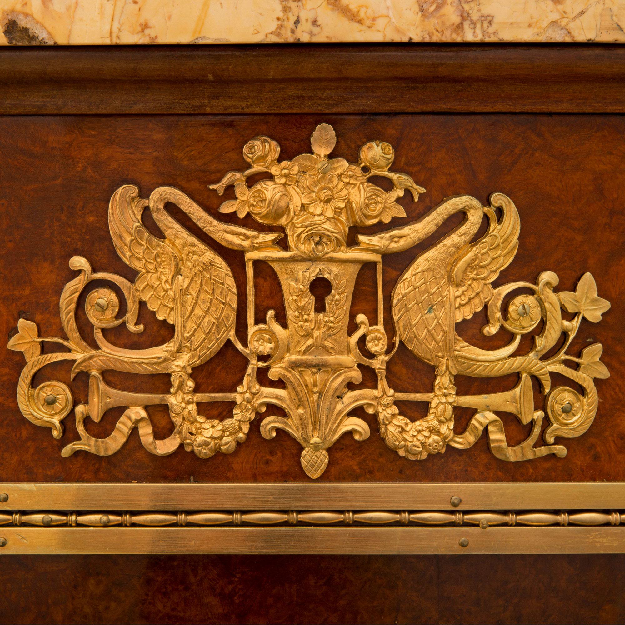 Bronze doré Vitrine de style néoclassique française du XIXe siècle en broussin de noyer et bronze doré en vente