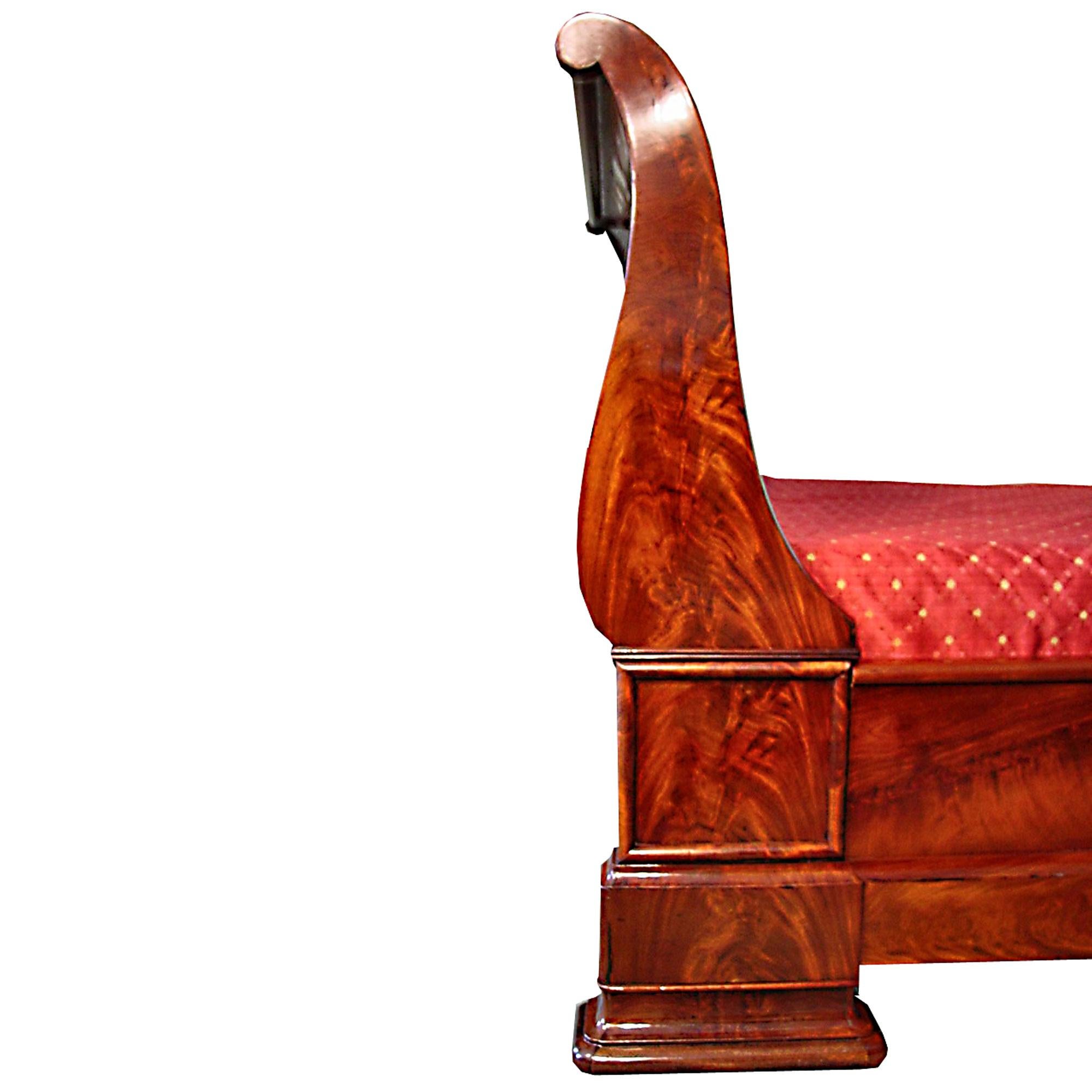 Un exquis et élégant lit à baldaquin néo-classique français du milieu du 19ème siècle en acajou crouch. Les deux côtés, aux proportions magnifiques, présentent un beau dessin incurvé, tandis que la face avant présente un bord carré mouluré au-dessus