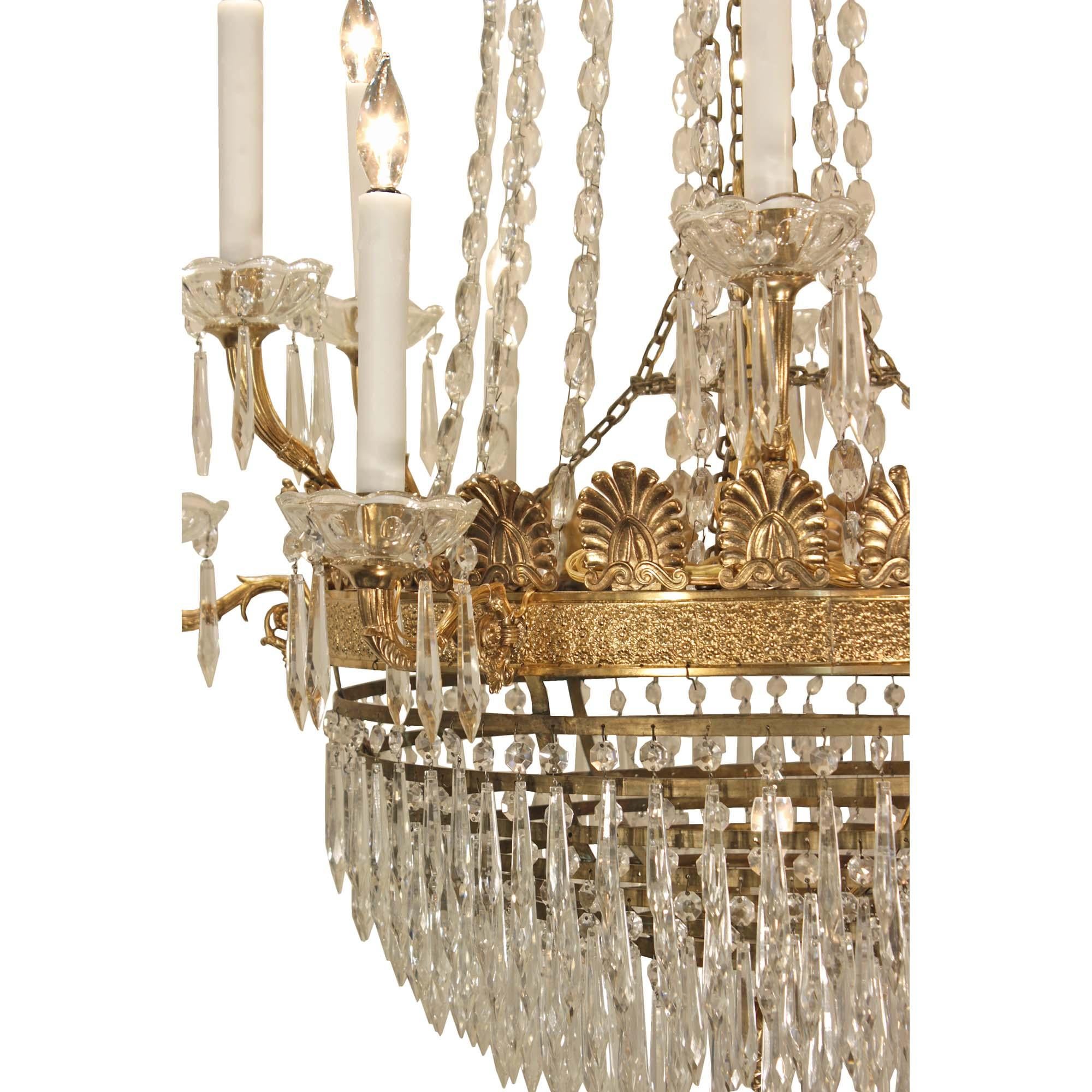 Neoklassischer Kristall- und Goldbronze-Kronleuchter im neoklassischen Stil des 19. Jahrhunderts (Französisch) im Angebot