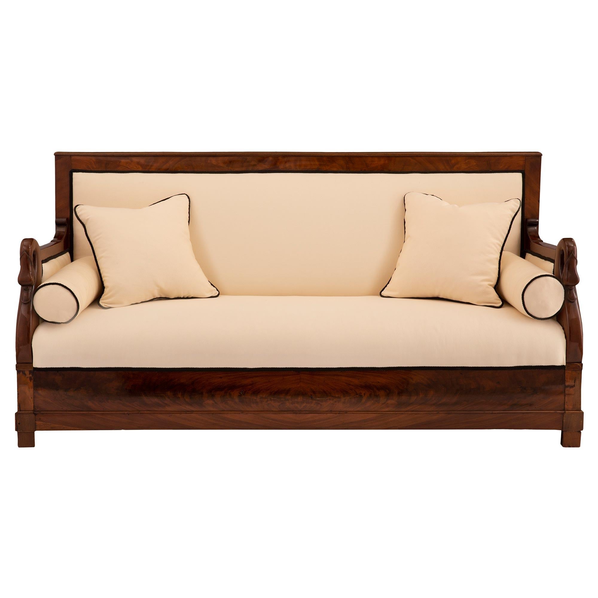 French 19th Century Neoclassical Style Cuban Mahogany Settee In Good Condition For Sale In West Palm Beach, FL