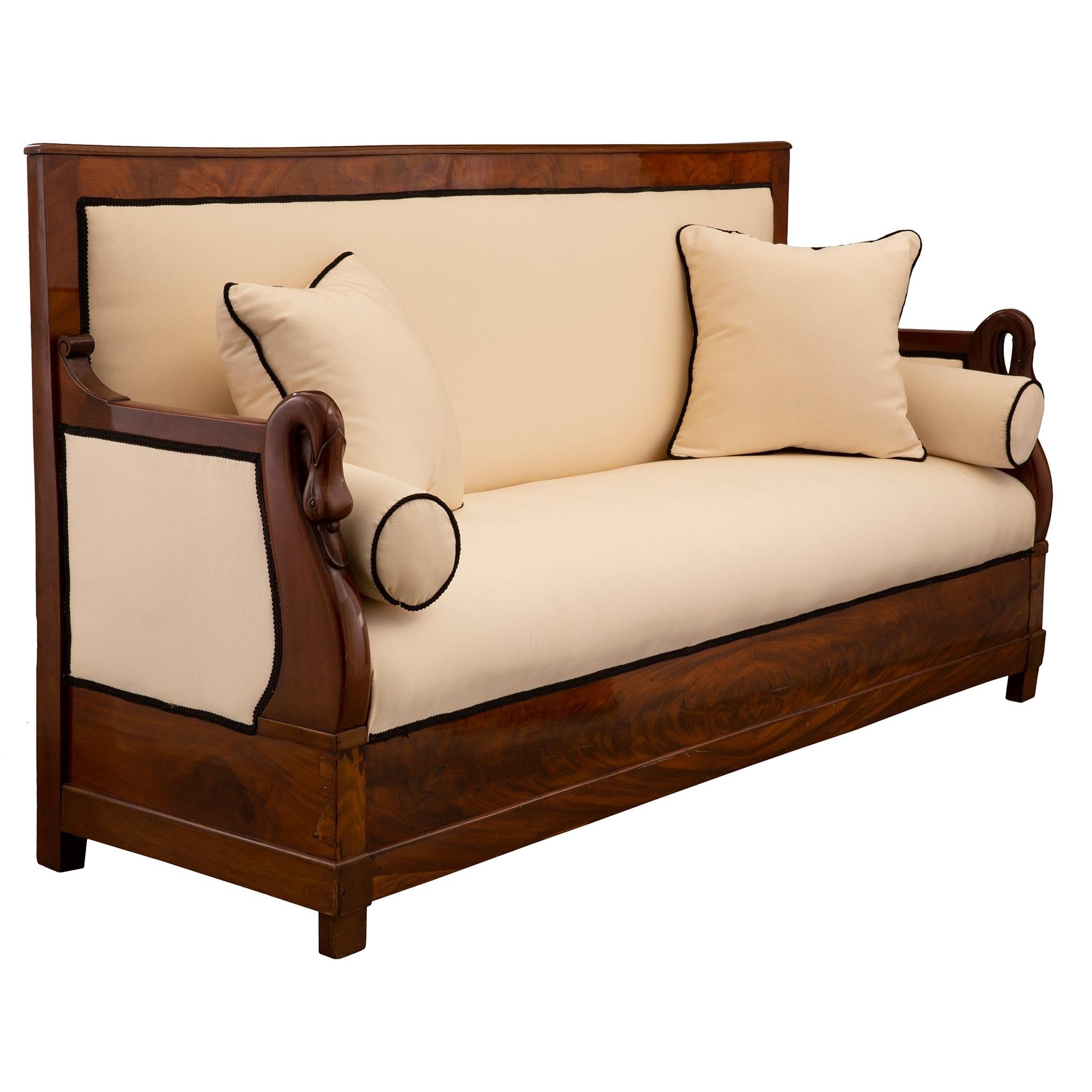 French 19th Century Neoclassical Style Cuban Mahogany Settee For Sale 1