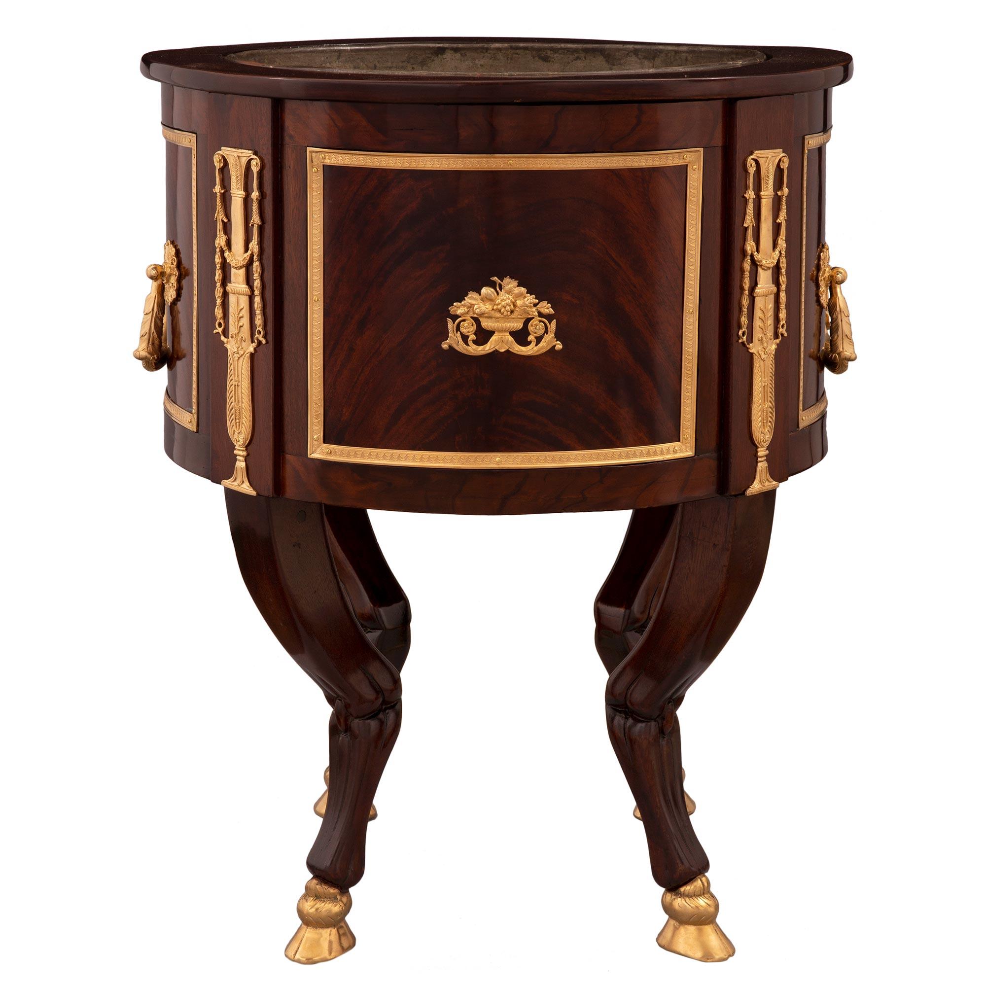Neoclassico Fioriera Jardinière in stile neoclassico francese del XIX secolo in mogano e ormolu in vendita