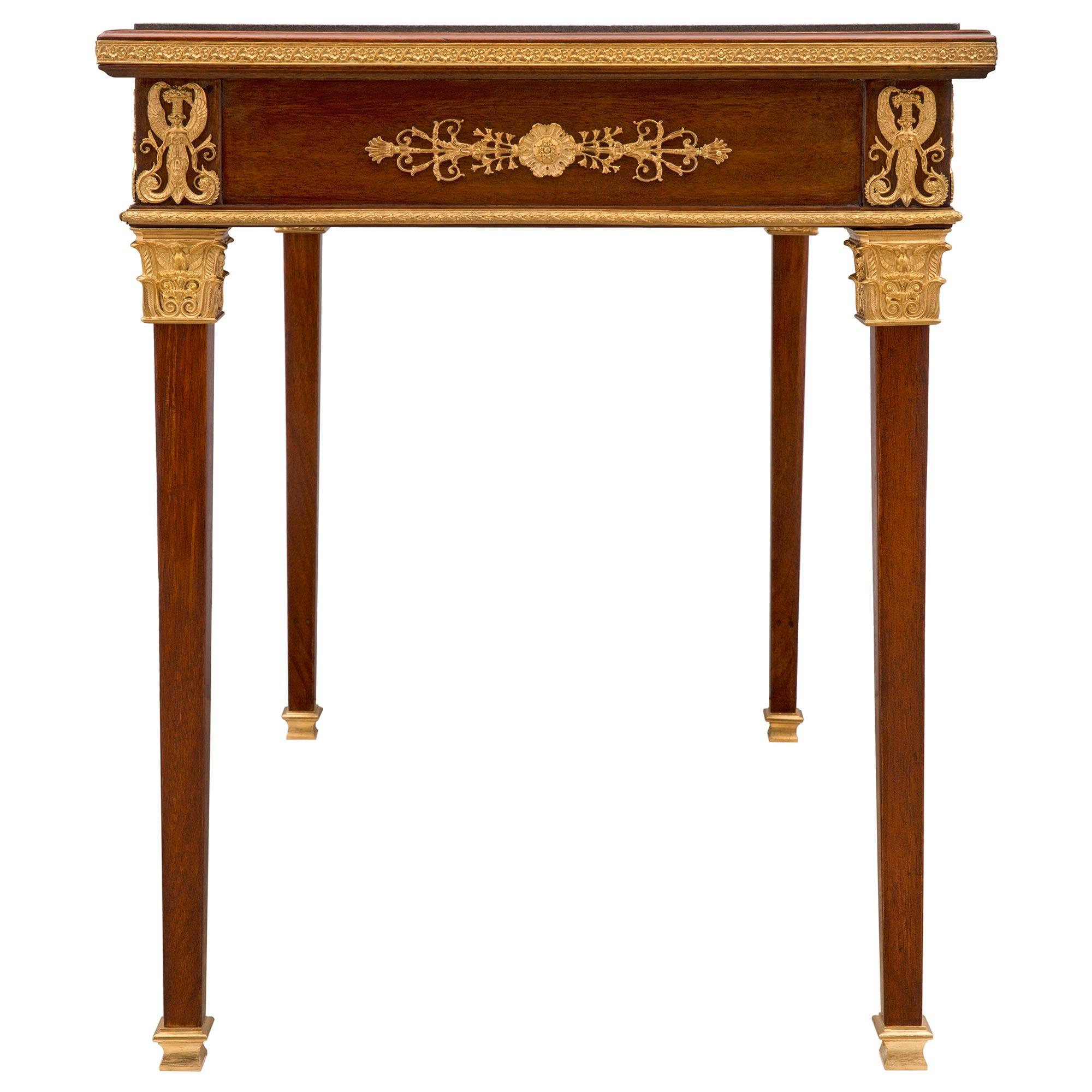 Tavolo/scrivania in stile neoclassico francese del XIX secolo in mogano, ormeggio e ardesia In condizioni buone in vendita a West Palm Beach, FL