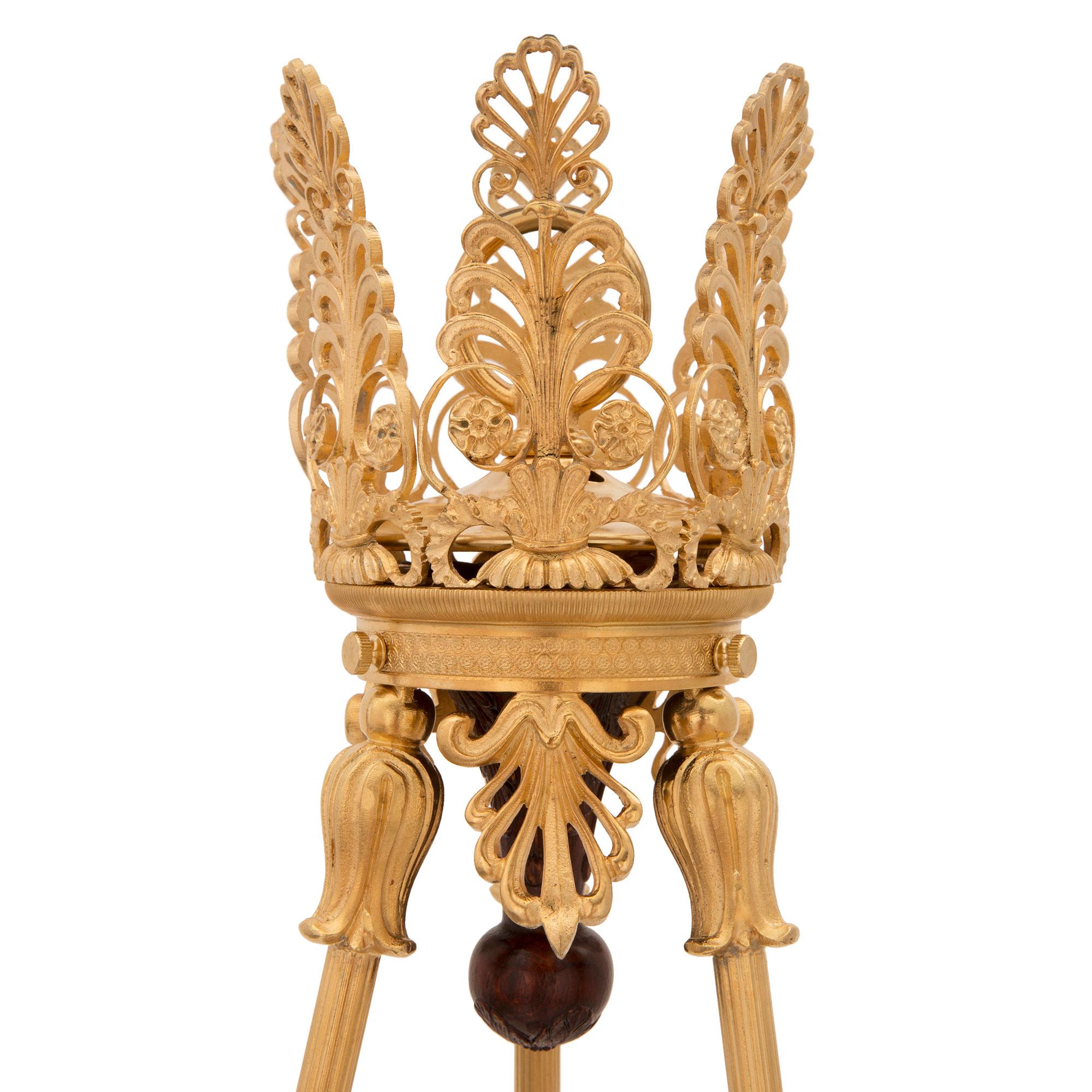 Neoklassischer Ahorn- und Goldbronze-Kronleuchter im neoklassischen Stil des 19. Jahrhunderts (Französisch) im Angebot